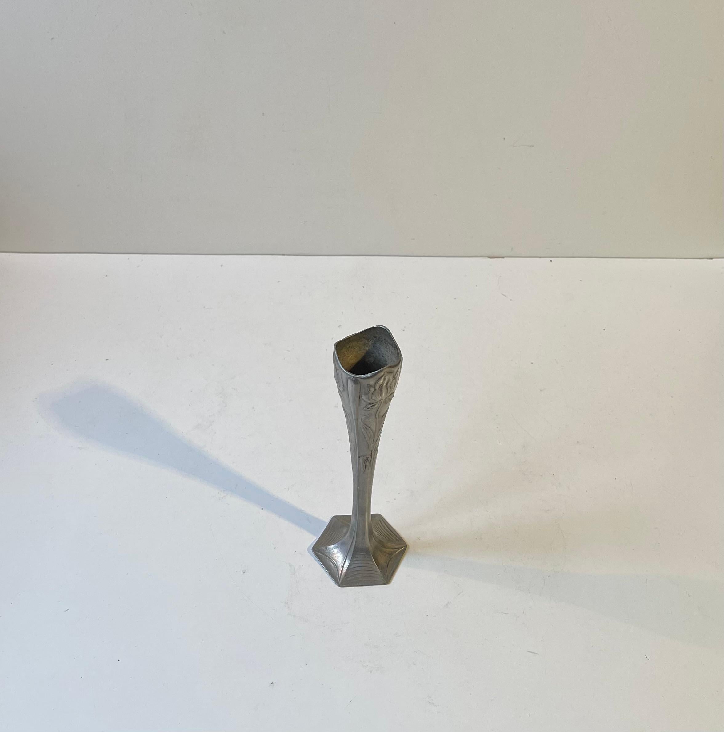 Tedesco Vaso a Iris in peltro Art Nouveau Kayserzinn di Hugo Leven in vendita