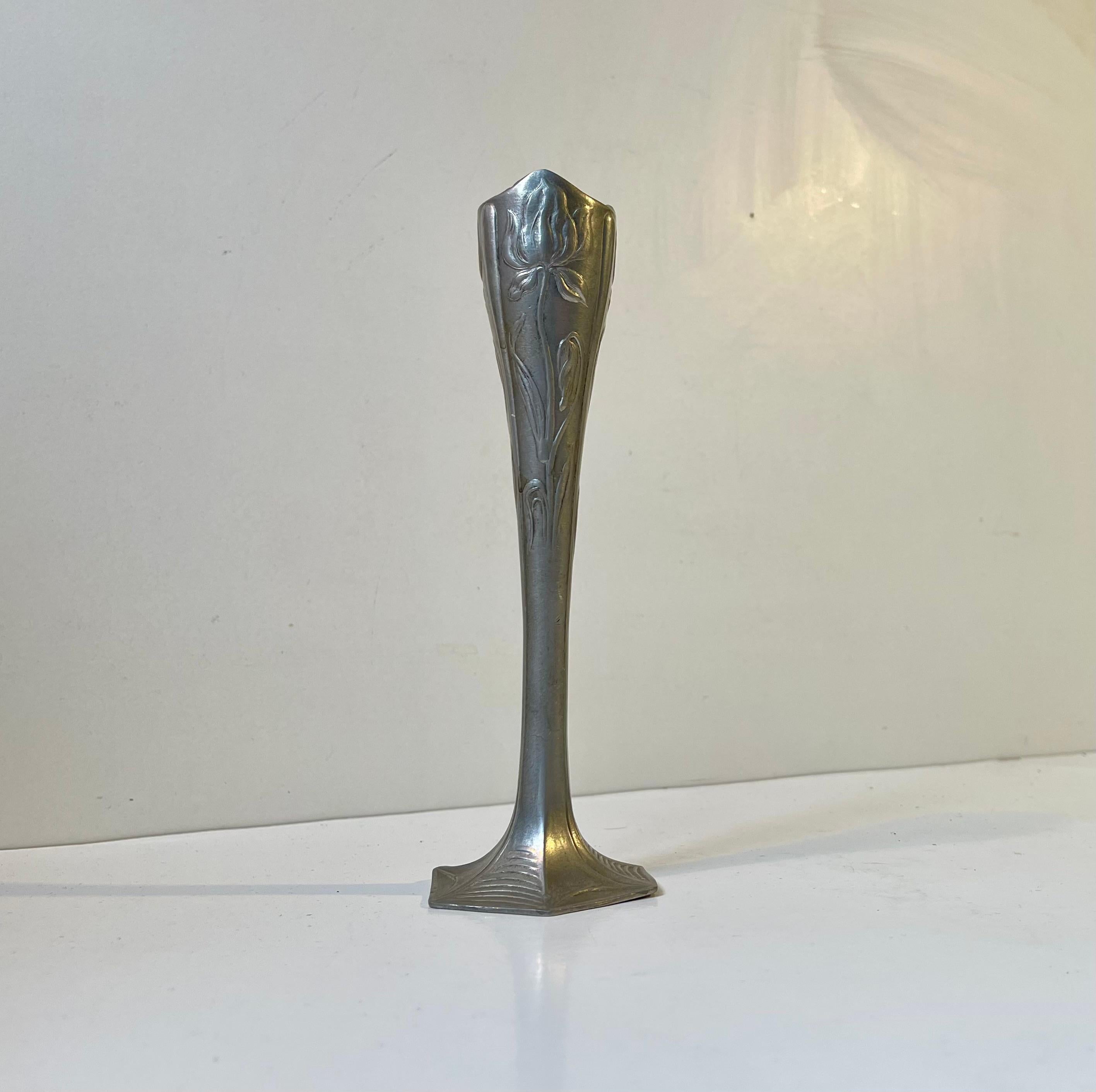 Vaso a Iris in peltro Art Nouveau Kayserzinn di Hugo Leven In condizioni buone in vendita a Esbjerg, DK