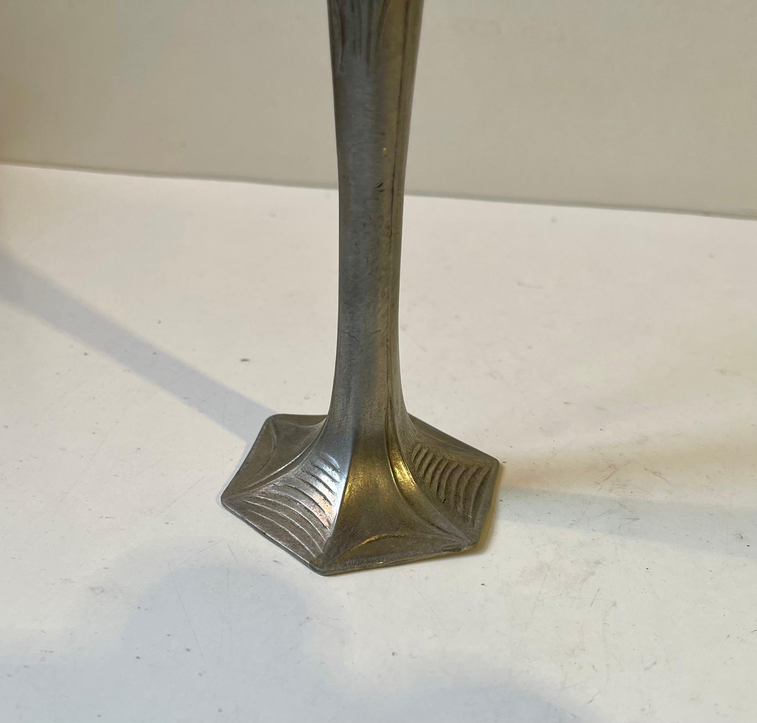 XX secolo Vaso a Iris in peltro Art Nouveau Kayserzinn di Hugo Leven in vendita