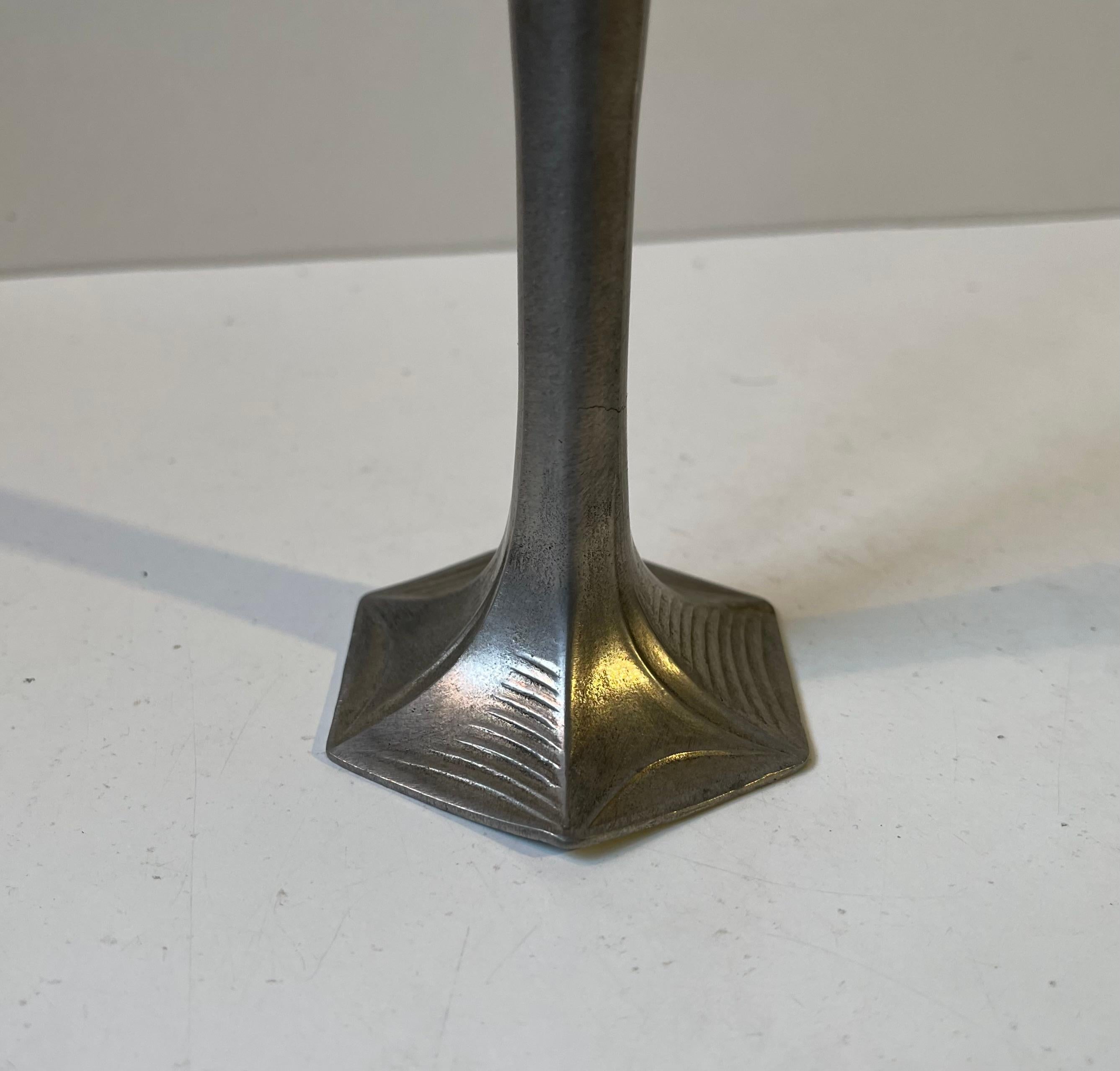 Vaso a Iris in peltro Art Nouveau Kayserzinn di Hugo Leven in vendita 1