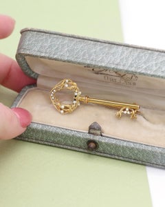 Art Nouveau Key Brooch in 18 Karat Gold and Enamel Mistletoe