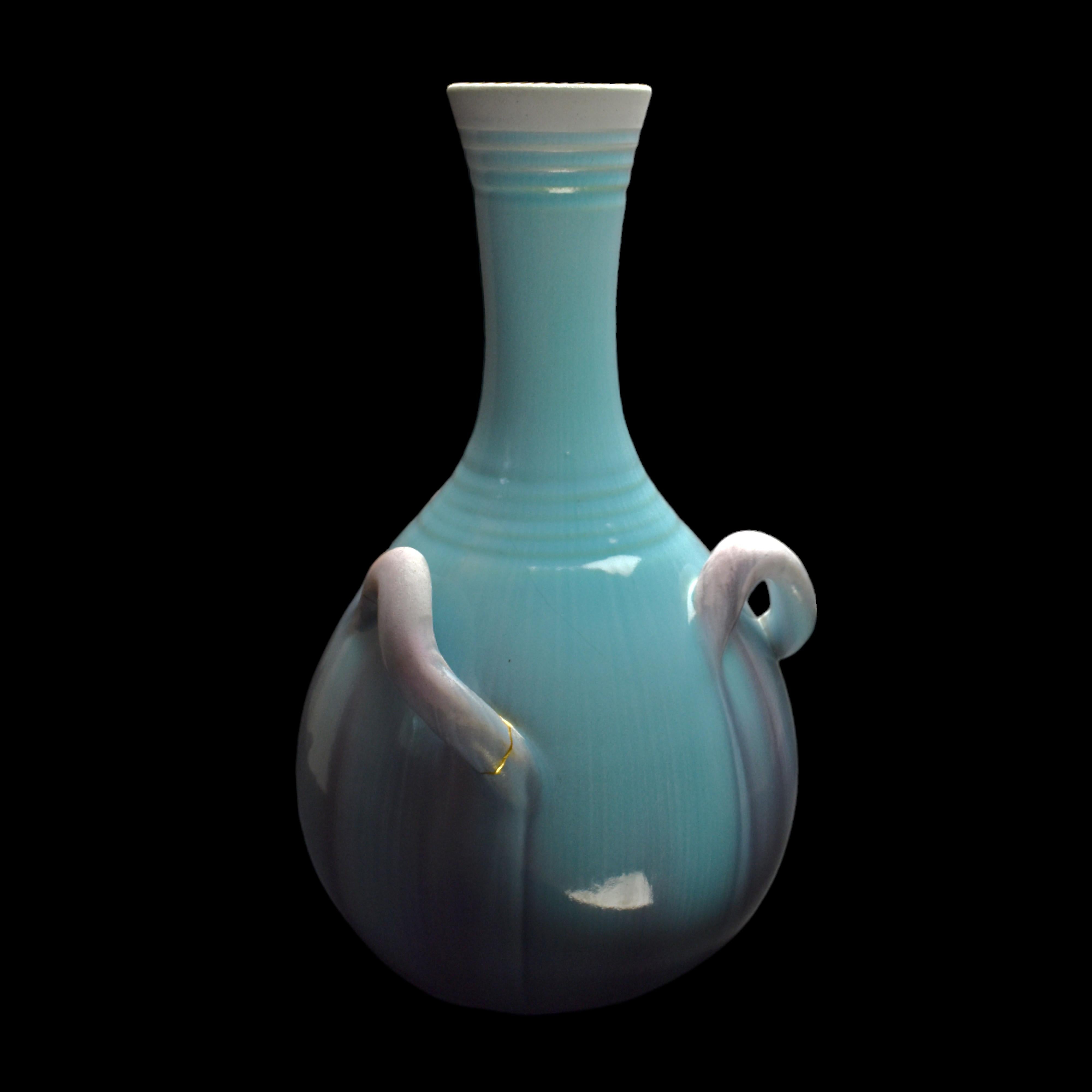 Questo eccezionale pezzo alto 33,5 cm, risalente all'inizio del XX secolo, cattura la forma senza tempo di una calabash e vanta uno splendido smalto turchese che ricorda la porcellana cinese.
Firmato 'PIERRE PERRET VALLAURIS' alla base, questo vaso