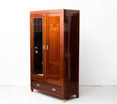 Jugendstil-Kleiderschrank mit Spiegel und Intarsien (Wien, um 1910)