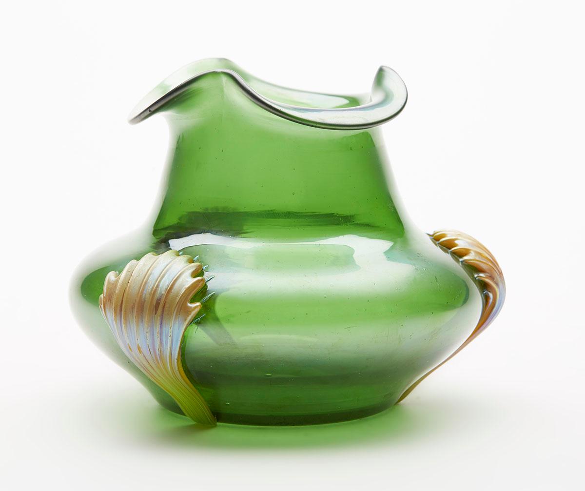 Atemberaubende Vase aus grün irisierendem Jugendstilglas von Kralik mit Fächermotiven aus opakem, golden irisierendem Glas. Die runde, gedrungene Vase hat einen schmalen Hals mit einem ausgestellten, dreiförmigen Rand und einen flachen Boden mit der