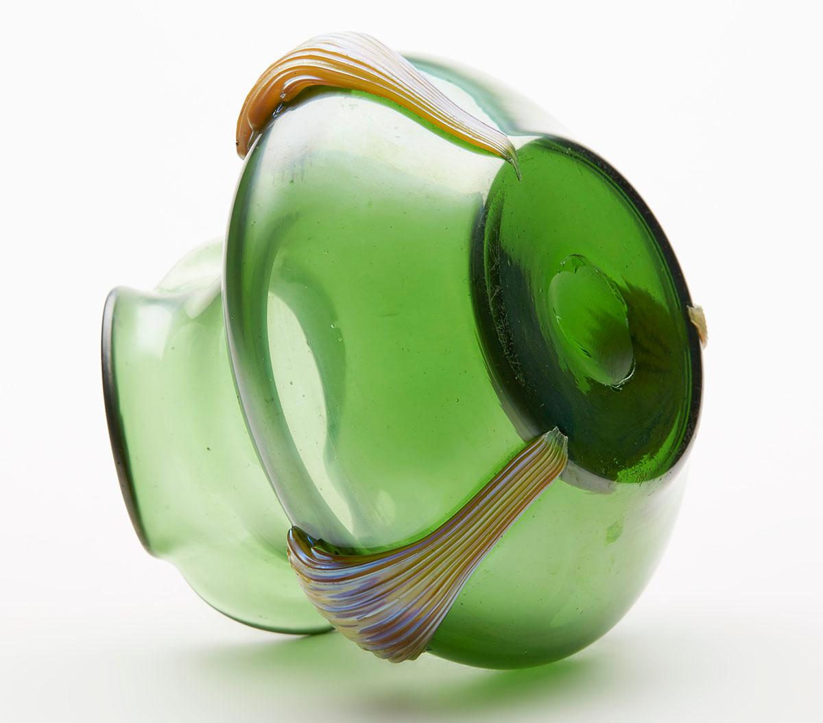 Jugendstilvase aus irisierendem grünem Glas von Kralik mit Fächermotiven:: um 1905 (Art nouveau) im Angebot