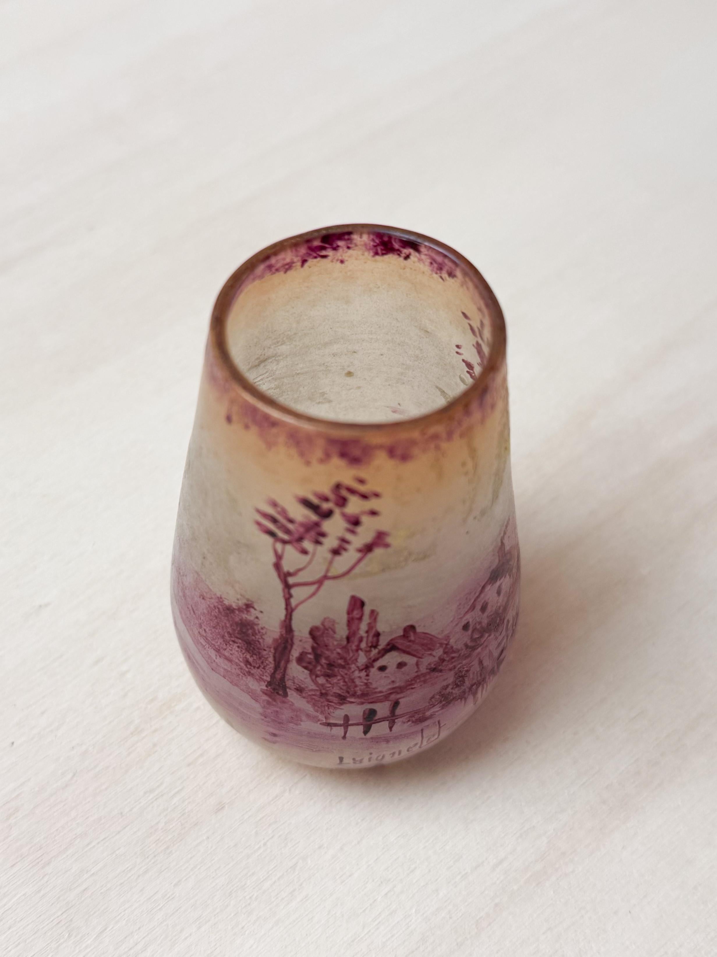 Jarrón de cristal rosa Art Nouveau Laignelet con escena de Bretaña, Siglo XX en venta 3