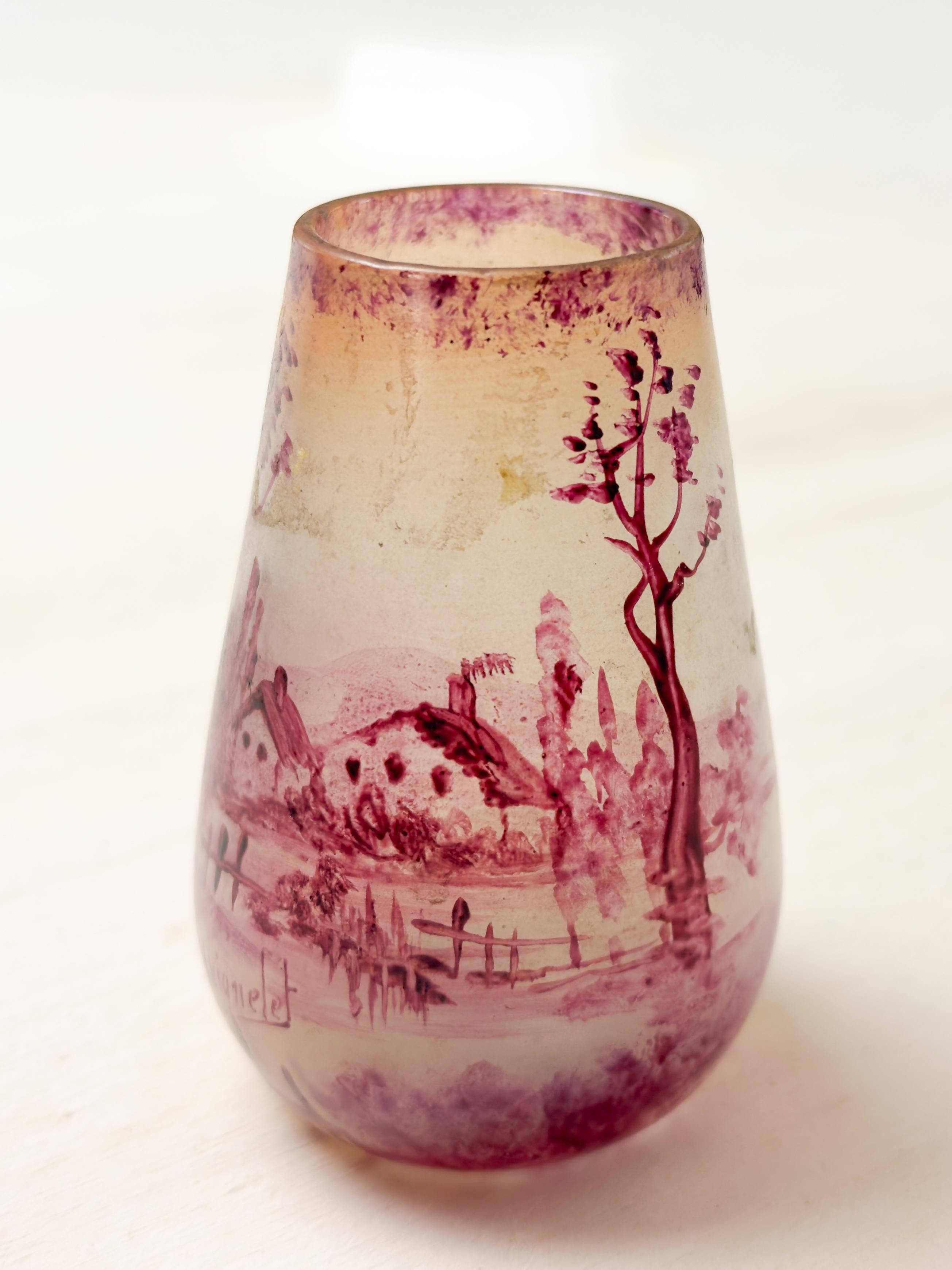 Jarrón de cristal rosa Art Nouveau Laignelet con escena de Bretaña, Siglo XX Francés en venta