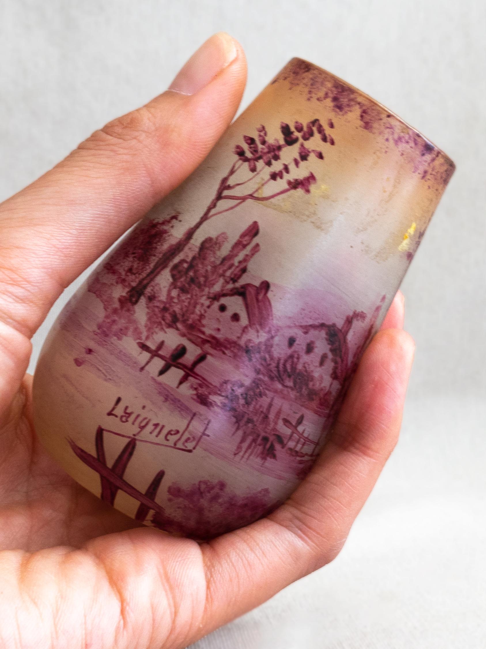 Jarrón de cristal rosa Art Nouveau Laignelet con escena de Bretaña, Siglo XX Francés en venta