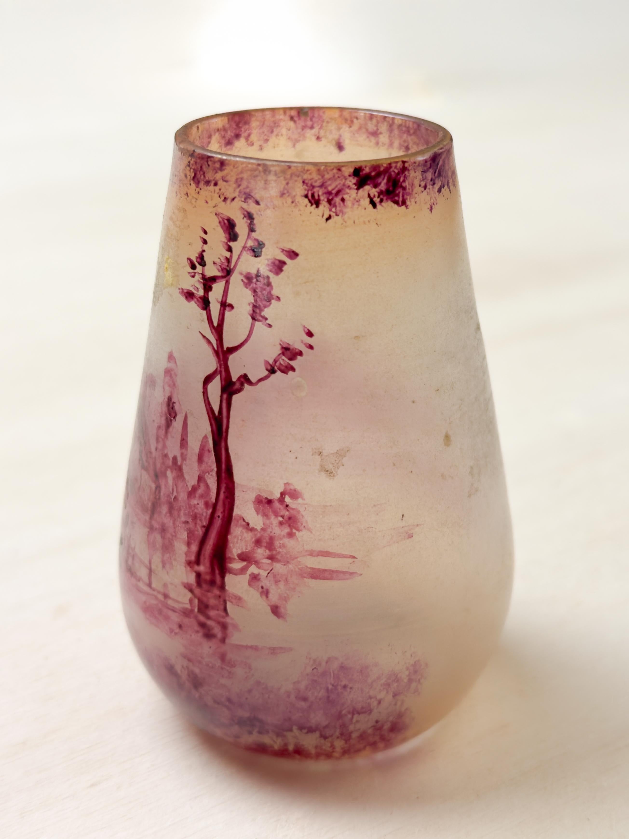 Jarrón de cristal rosa Art Nouveau Laignelet con escena de Bretaña, Siglo XX Pintado en frío en venta