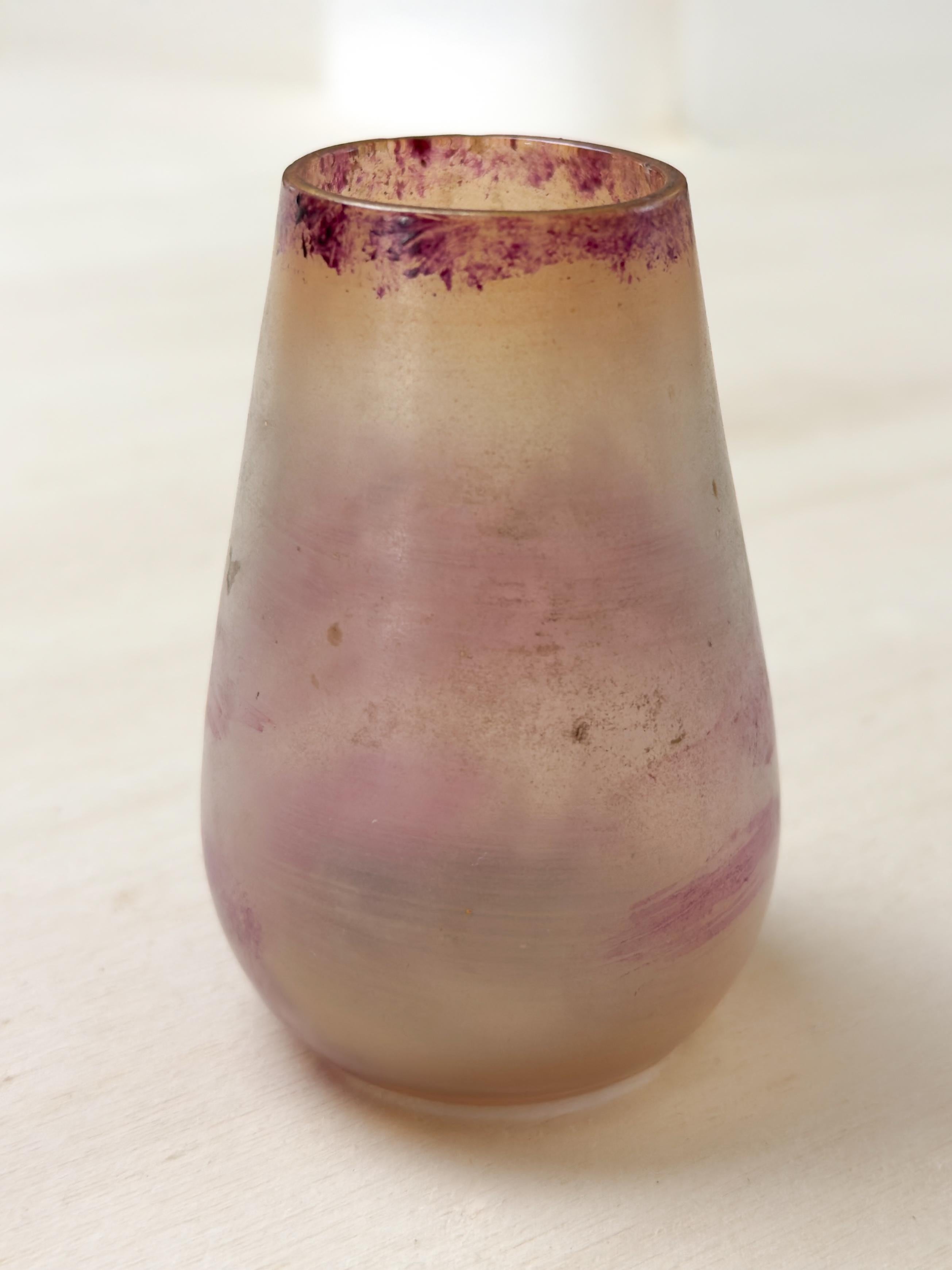 Jarrón de cristal rosa Art Nouveau Laignelet con escena de Bretaña, Siglo XX en Bueno estado para la venta en Lisbon, PT
