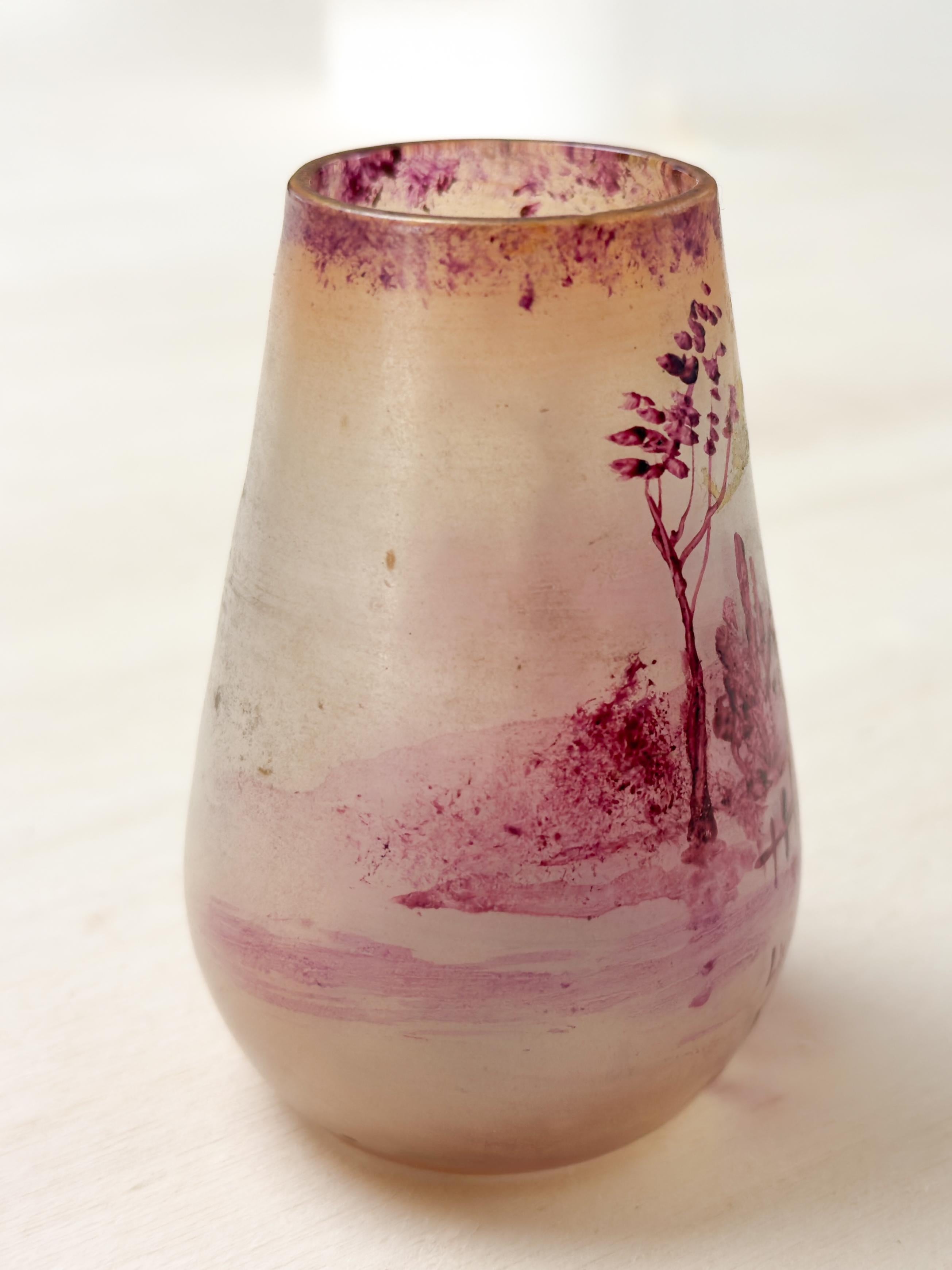 Jarrón de cristal rosa Art Nouveau Laignelet con escena de Bretaña, Siglo XX siglo XX en venta