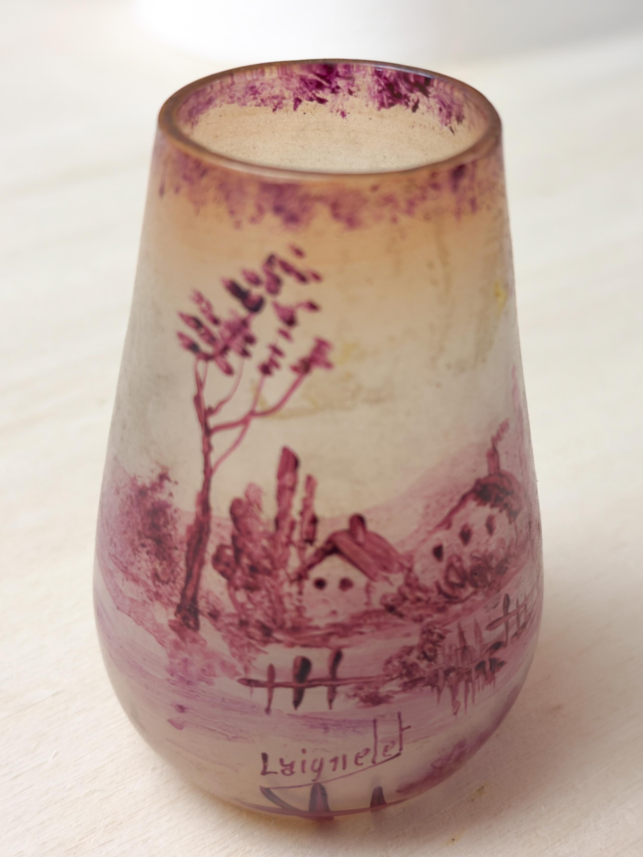 Jarrón de cristal rosa Art Nouveau Laignelet con escena de Bretaña, Siglo XX Vidrio en venta