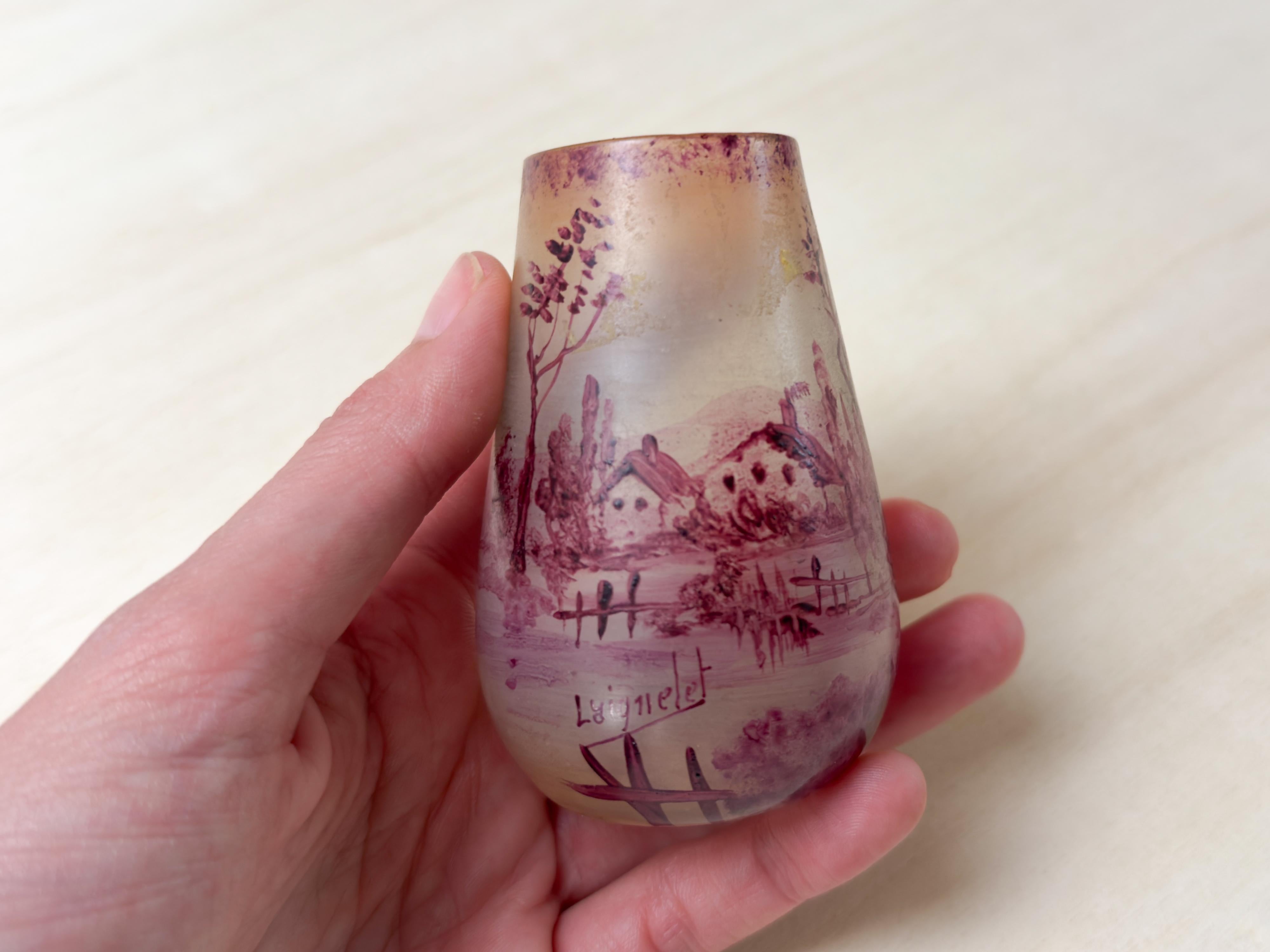 Jarrón de cristal rosa Art Nouveau Laignelet con escena de Bretaña, Siglo XX en venta 1