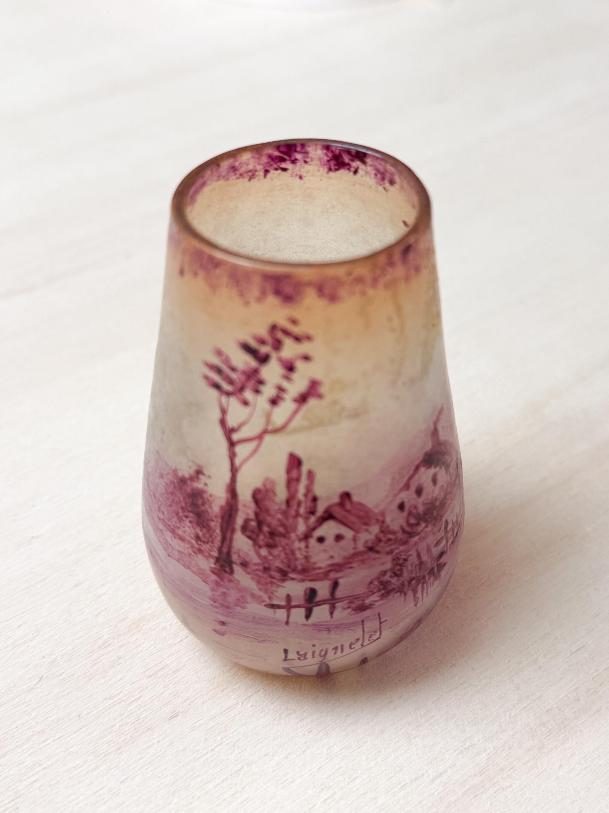 Jarrón de cristal rosa Art Nouveau Laignelet con escena de Bretaña, Siglo XX en venta 2