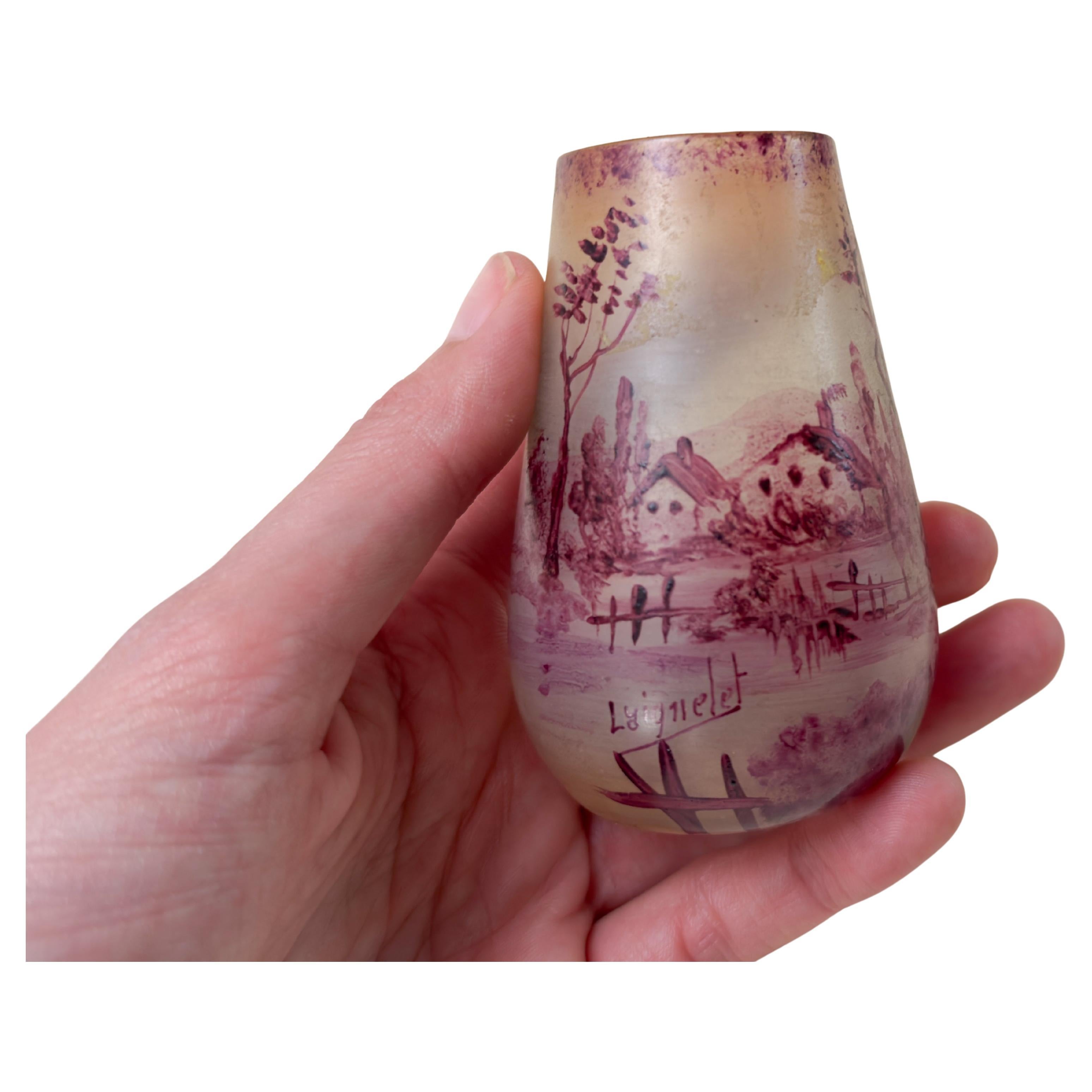 Vaso in vetro rosa Art Nouveau Laignelet con scena della Bretagna, XX secolo