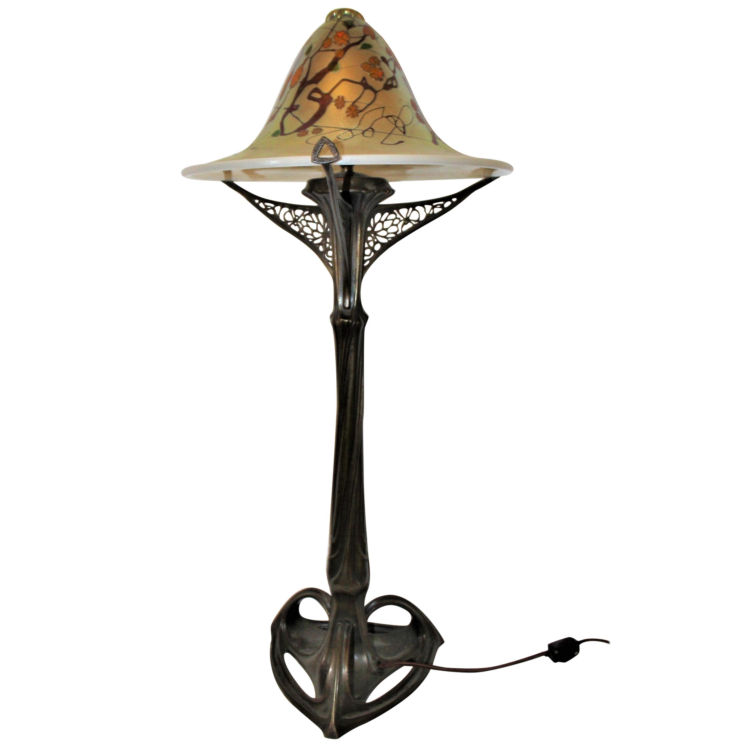 Lampe Art Nouveau, abat-jour en verre d'art, moulage en bronze, d'après Louis Majorelle en vente