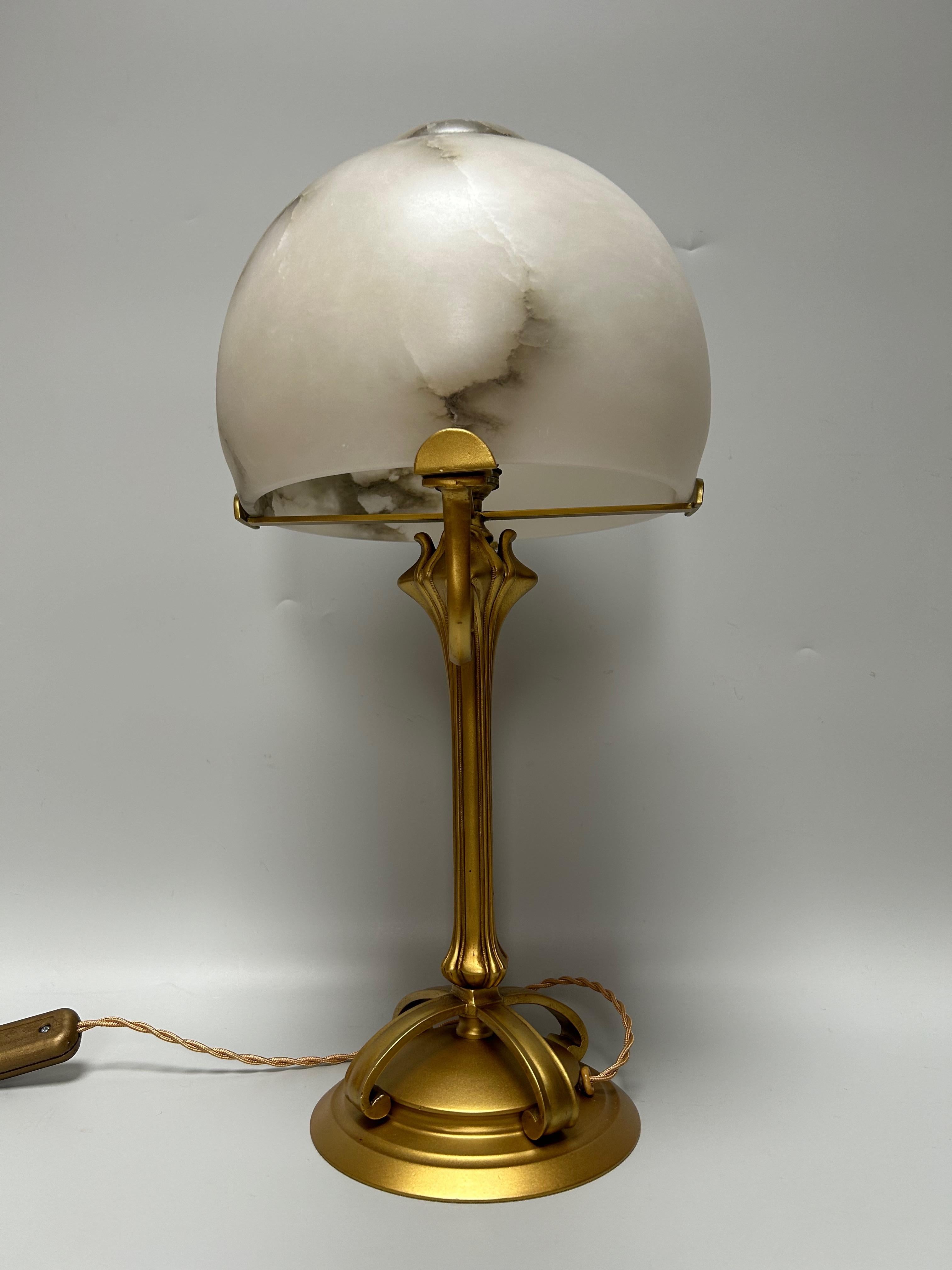 Art nouveau lamp circa 1900.
Gilded bronze, alabaster shells.
Electrified and in perfect condition.

Height: 44 cm
Shell diameter: 22 cm
Weight: 4.5 kg

French cabinetmaker and designer
1859 - 1926

Louis Majorelle studied at the Ecole des