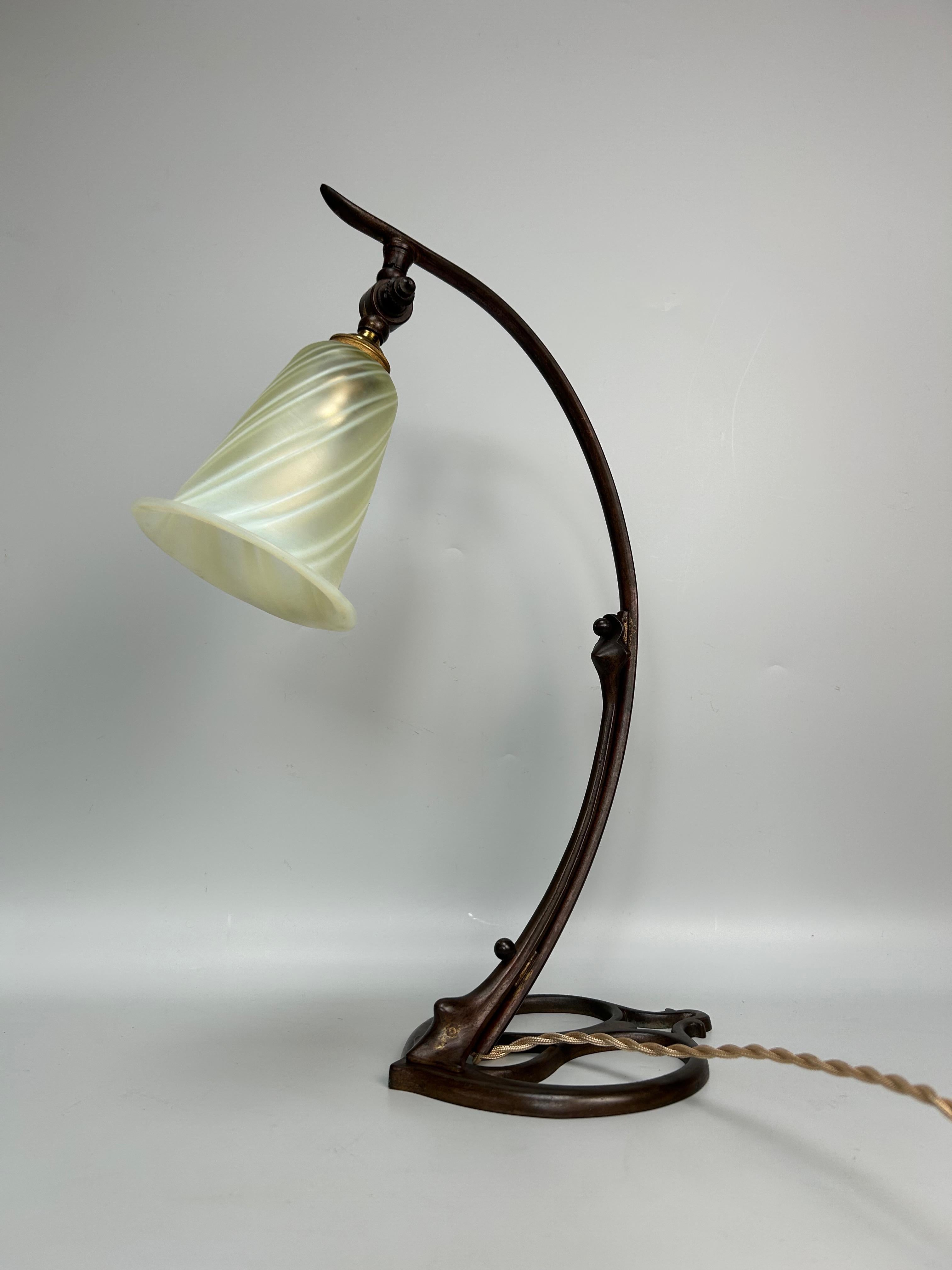 Art nouveau lamp circa 1910.
Bronze and brown patinated brass base, heart model.
Uraline tulip in opalescent glass.
The lamp is fully electrified and in perfect condition.

Total height: 44 cm
Width: 32 cm
Length: 16 cm
Weight: 1.5 Kg