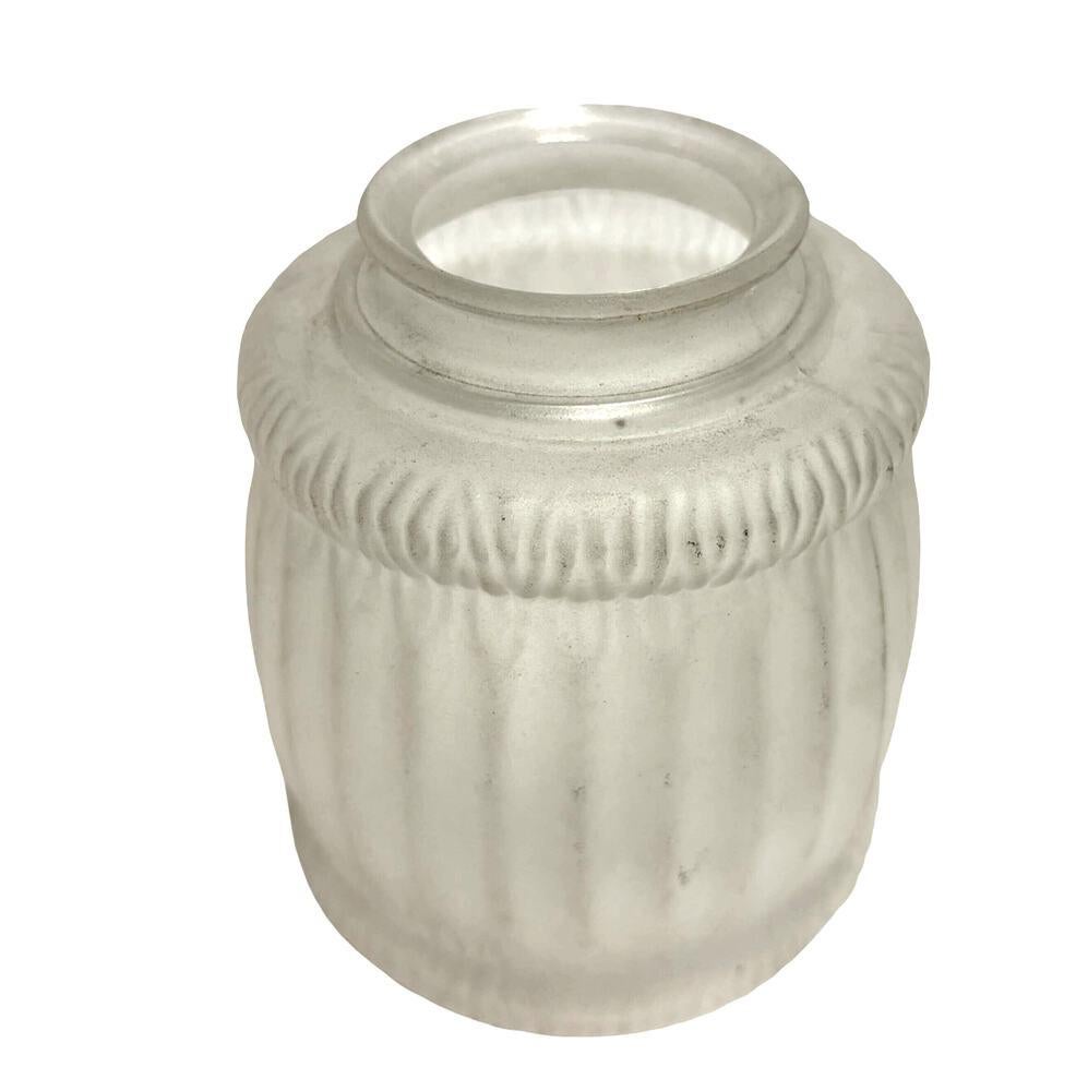 Questo paralume vintage in stile Art Nouveau è un'aggiunta straordinaria a qualsiasi lampada da soffitto, con un bellissimo design che emana eleganza. Realizzato in vetro smerigliato, offre un aspetto unico e sofisticato che esalta il fascino di