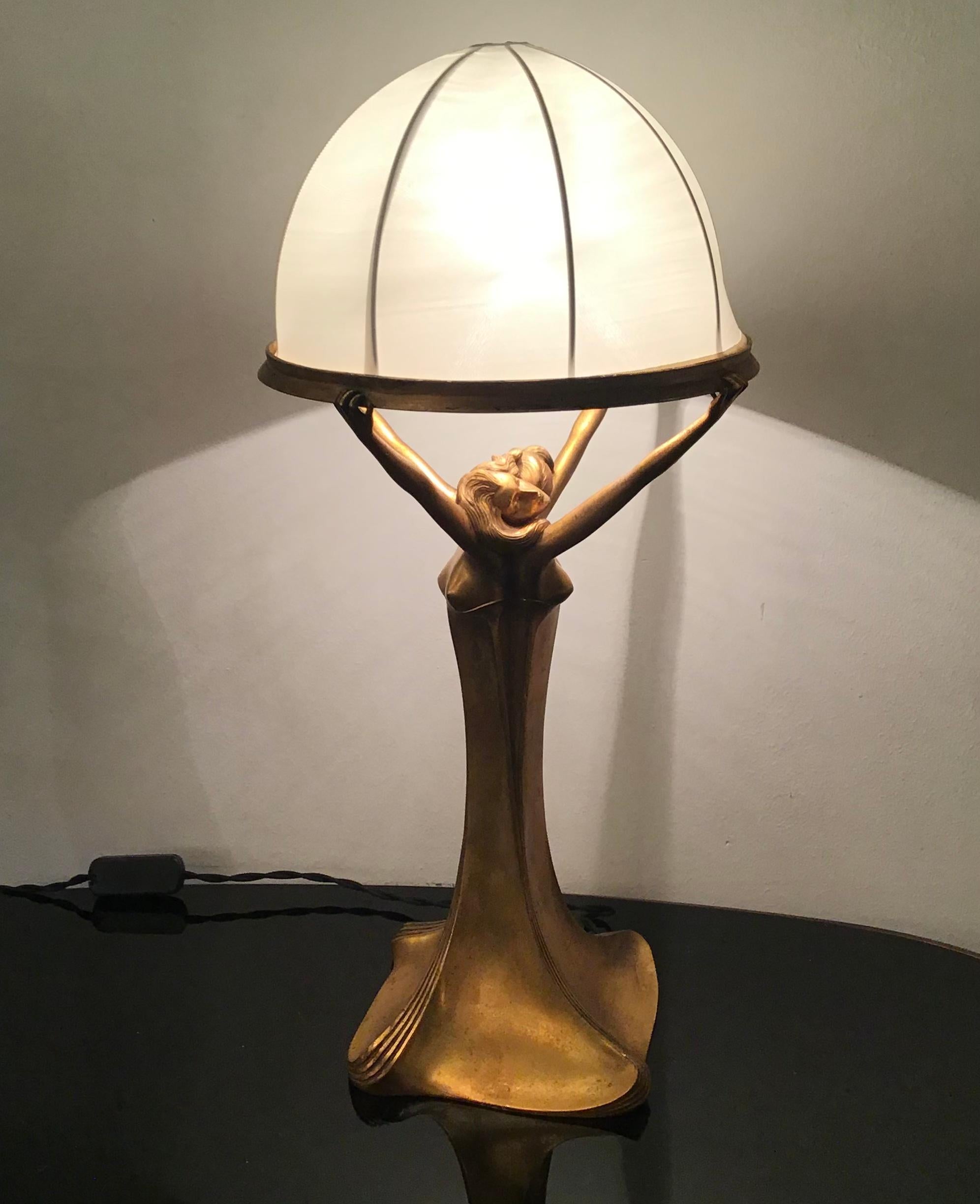Art nouveau Lampe Art Nouveau avec abat-jour en laiton satiné 1920 Italie