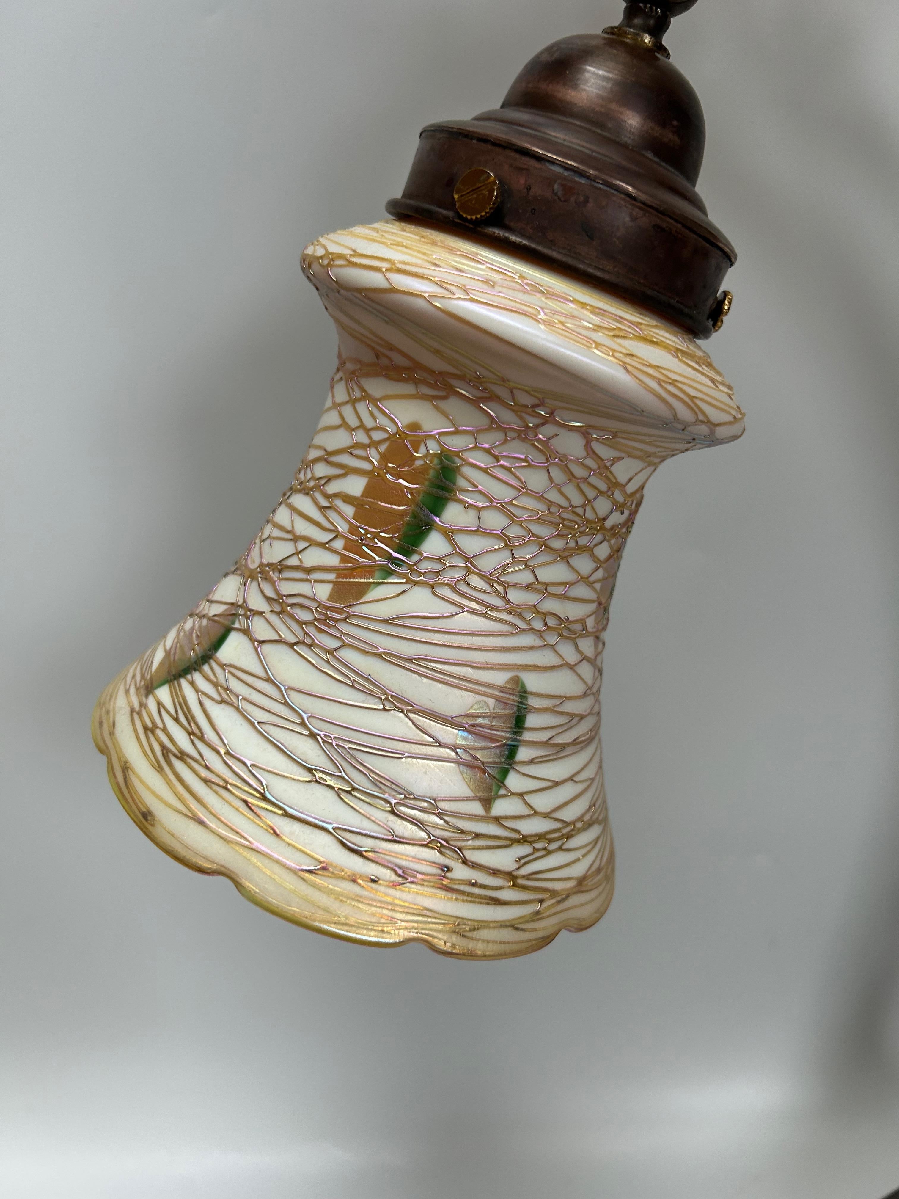 Lámpara de escritorio Art Nouveau, hacia 1905.
Marco de latón y cobre.
Rara pantalla de cristal iridiscente firmada Quezal.
Electrificada y en muy buen estado.

Altura: 60,5 cm
Anchura: 21 cm
Profundidad: 35 cm
Peso: 2.6 kg

Vidrio artístico