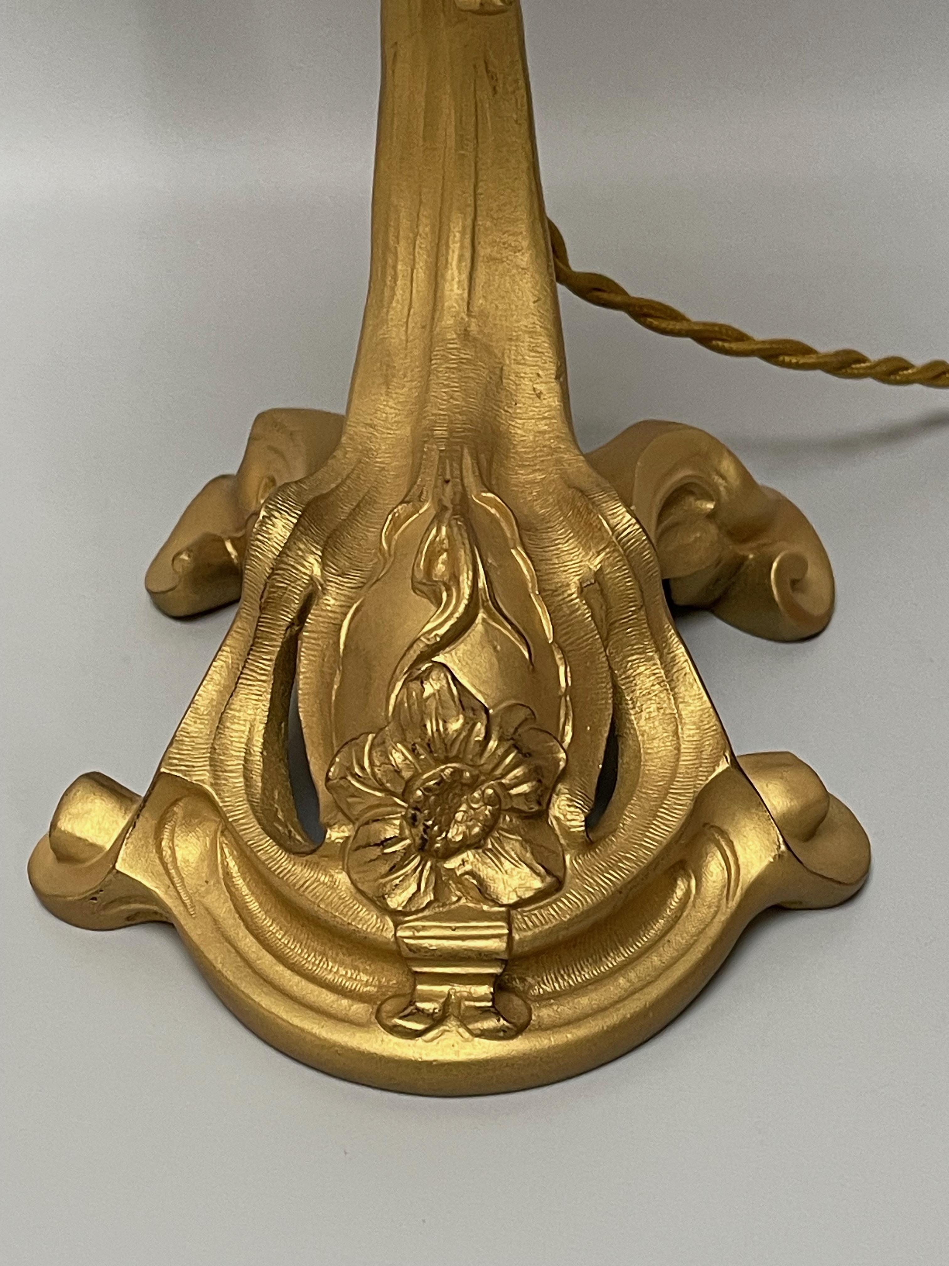 Vergoldete Bronzelampe um 1900, wahrscheinlich von Majorelle, ausgeführt von Victor Saglier. Auf den Fuß gestempelt VS.
Glaspaste Tulpe signiert Daum Nancy.
Lampe elektrifiziert und in perfektem Zustand.

Gesamthöhe: 38,5 cm - 15,15 in
Breite: