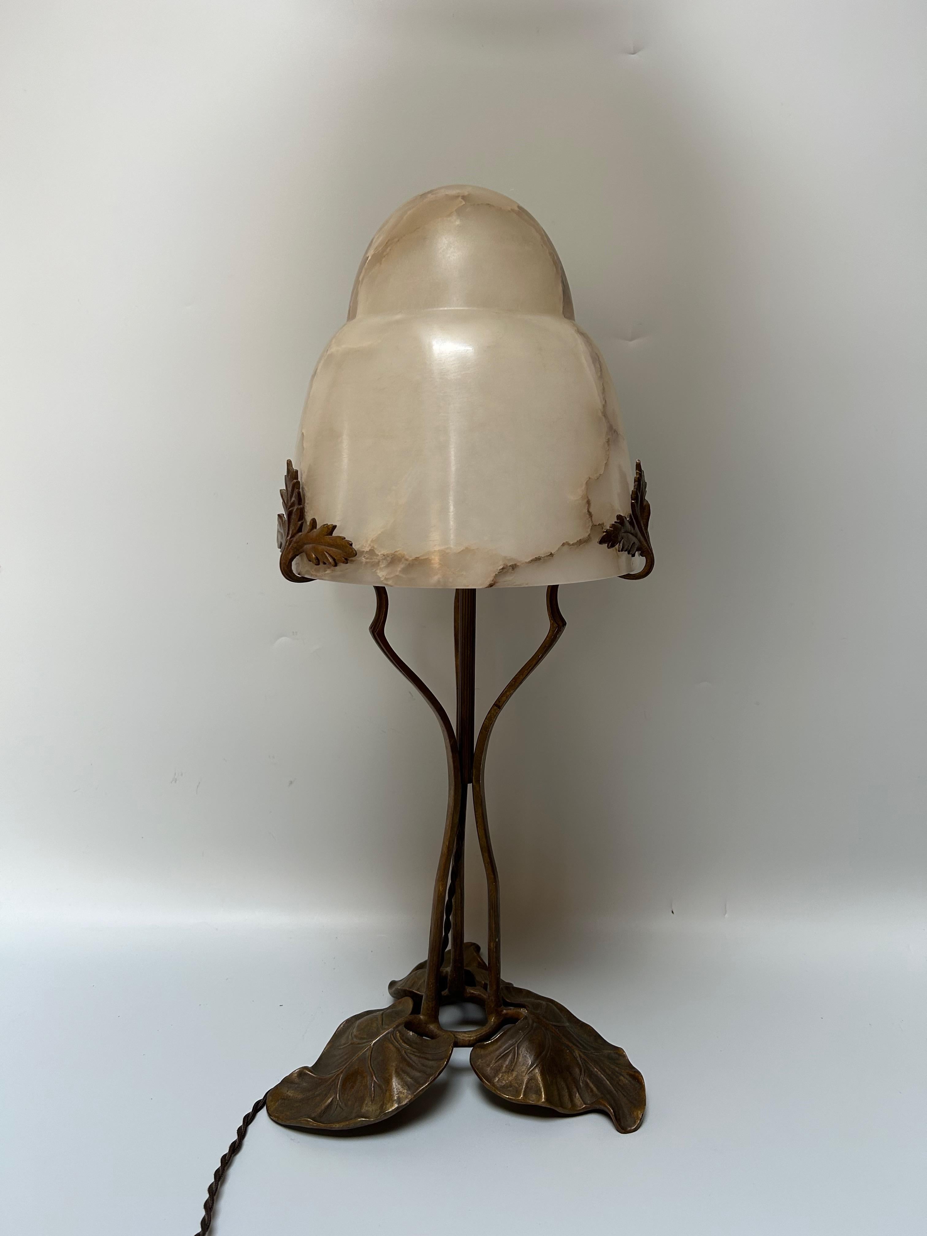 Beautiful Art Nouveau lamp, circa 1910.
Brown-veined alabaster shell.
The base is bronze with floral decoration.
Electric and in perfect condition.

Total Height: 52 cm
Shell Diameter: 20 cm
Weight: 4 kg
