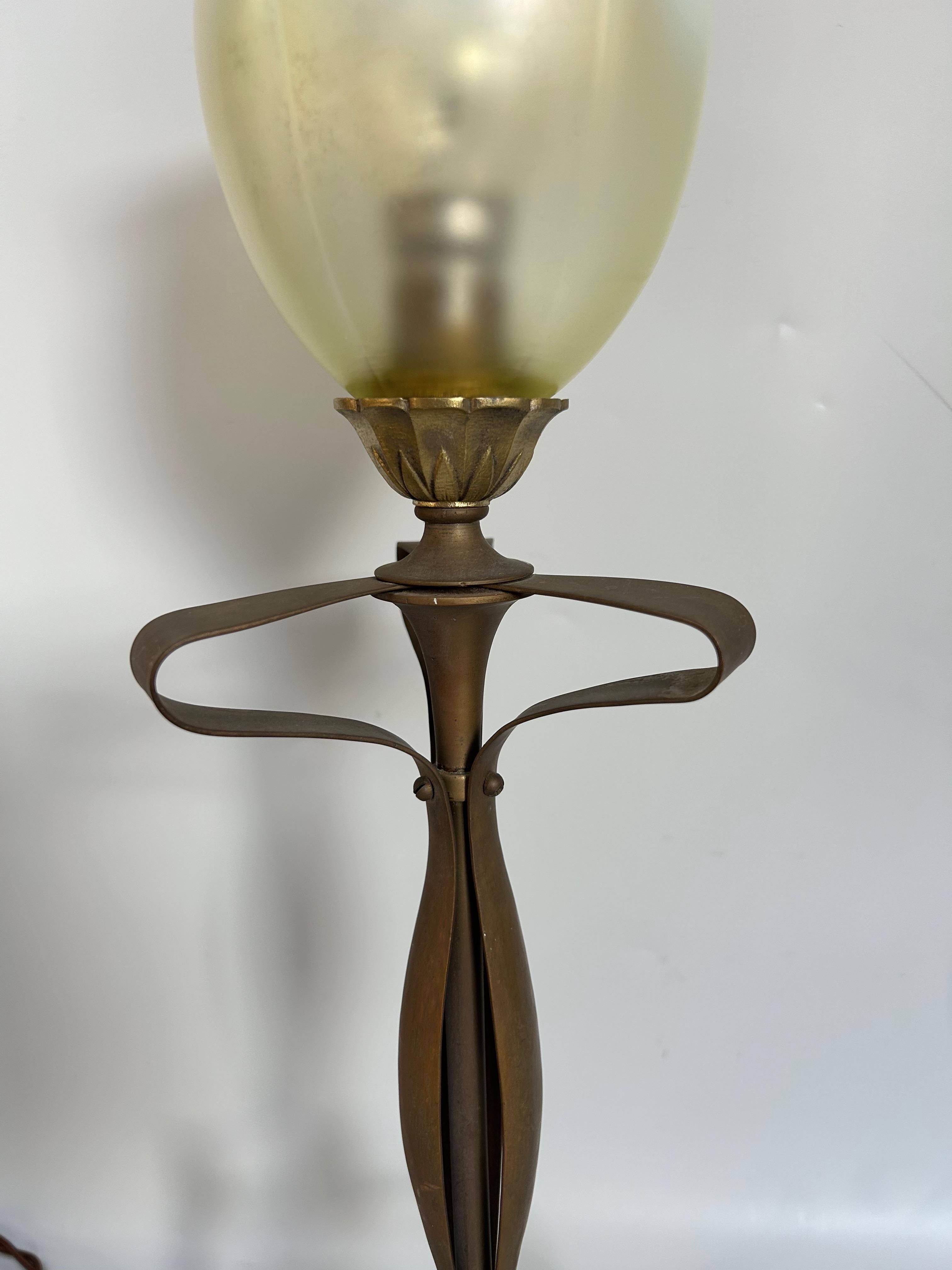 Art Nouveau lamp circa 1910 by General Electric France in bronze and copper.
Opalescent uranium glass shade.
Wired, B22 LED socket.
In perfect condition.

Total height: 50 cm
Base diameter: 20 cm
Weight: 1 kg