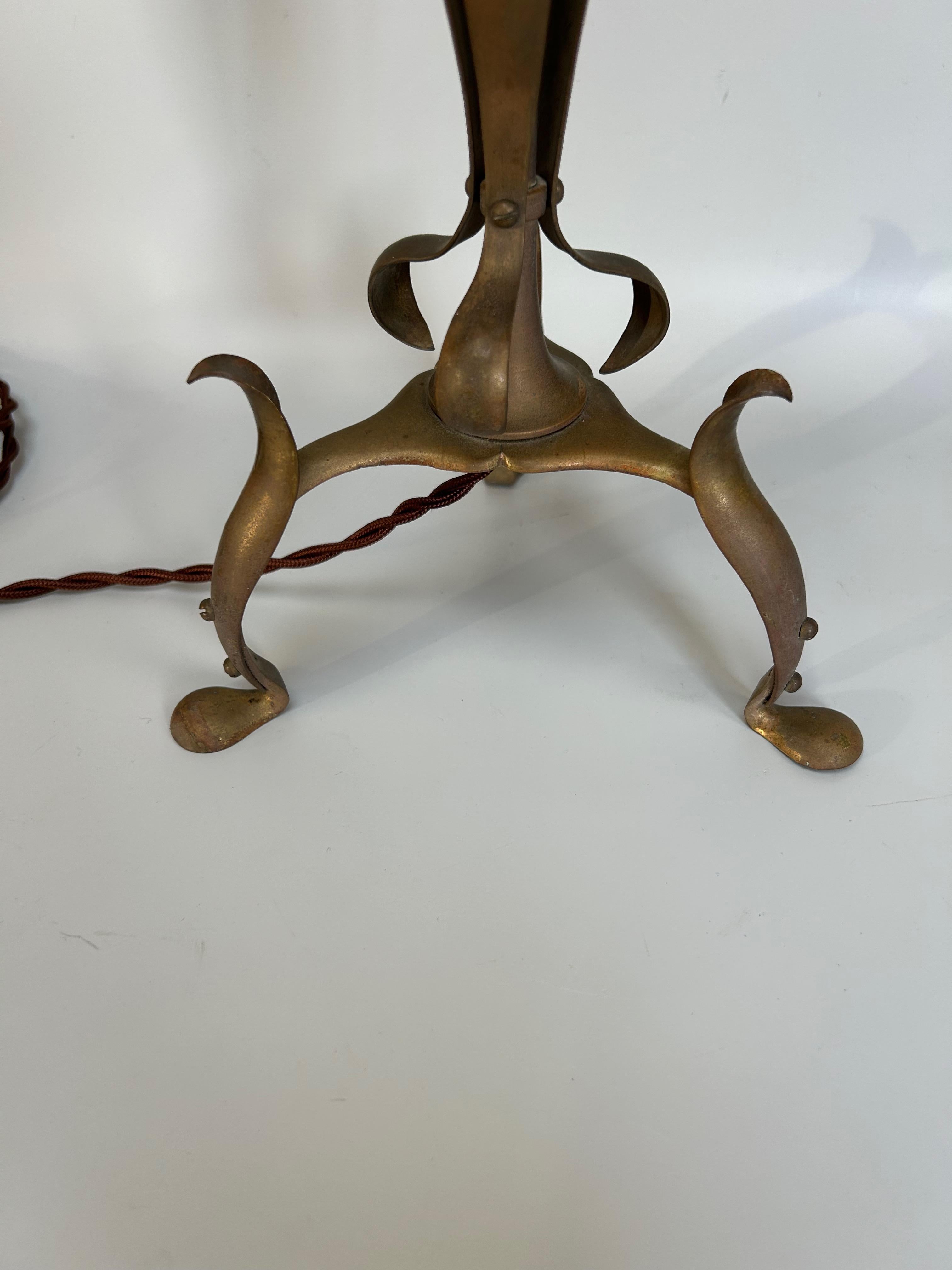 Art Nouveau lamp in the style of WAS Benson In Excellent Condition For Sale In NANTES, FR