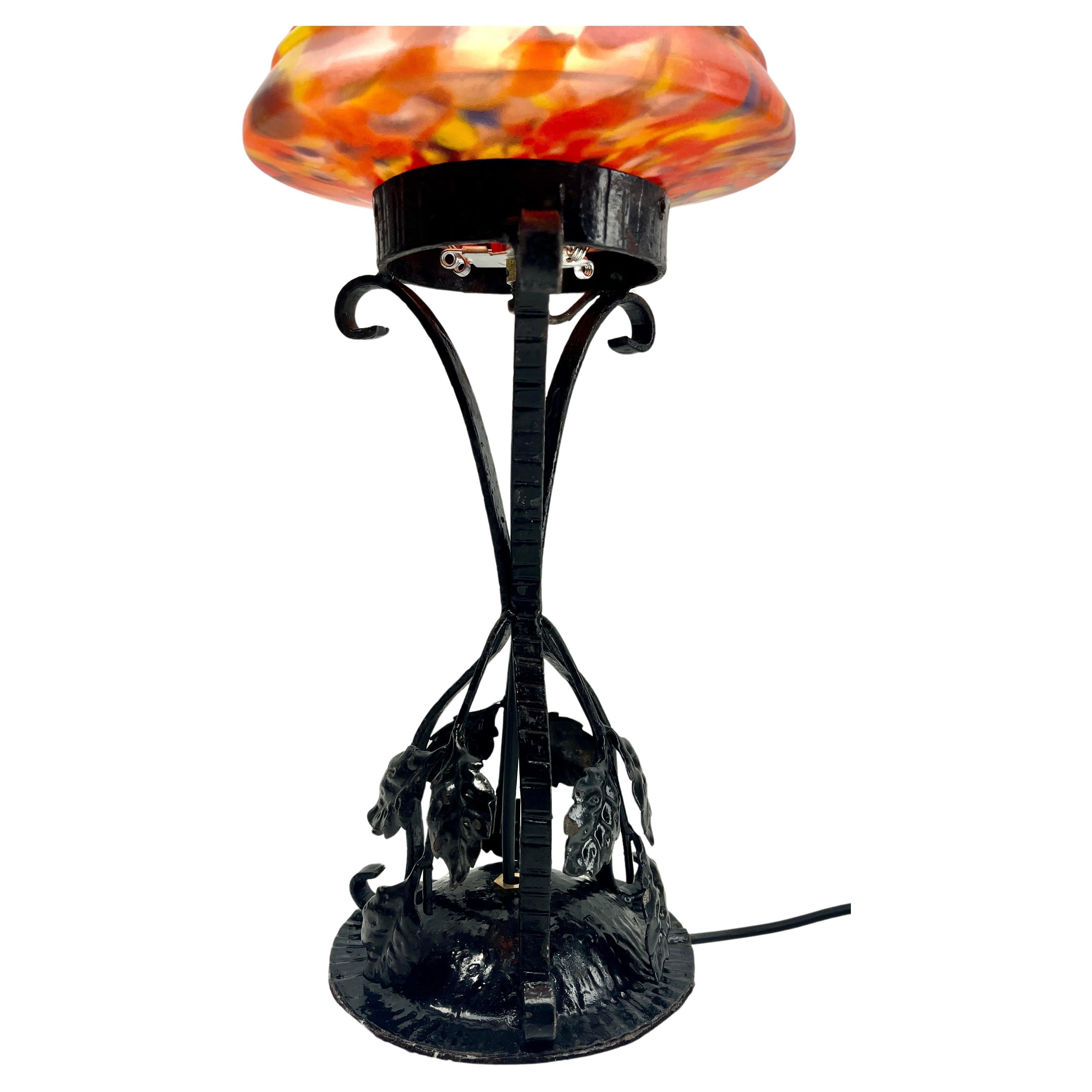 Belga Lampada Art Nouveau in ferro battuto con paralume in vetro Scailmont Belgio anni '30 in vendita