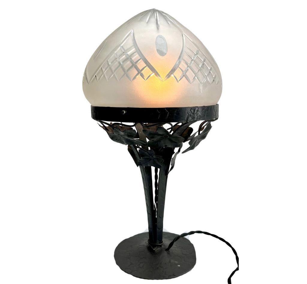 Jugendstillampe aus Schmiedeeisen mit Glasschirm im Stil von Val Saint Lambert (Art nouveau) im Angebot