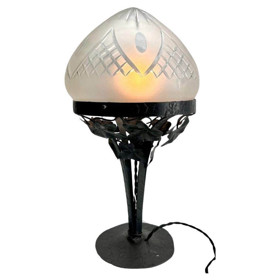 Lampe Art nouveau avec abat-jour en fer forgé style Val Saint Lambert en vente
