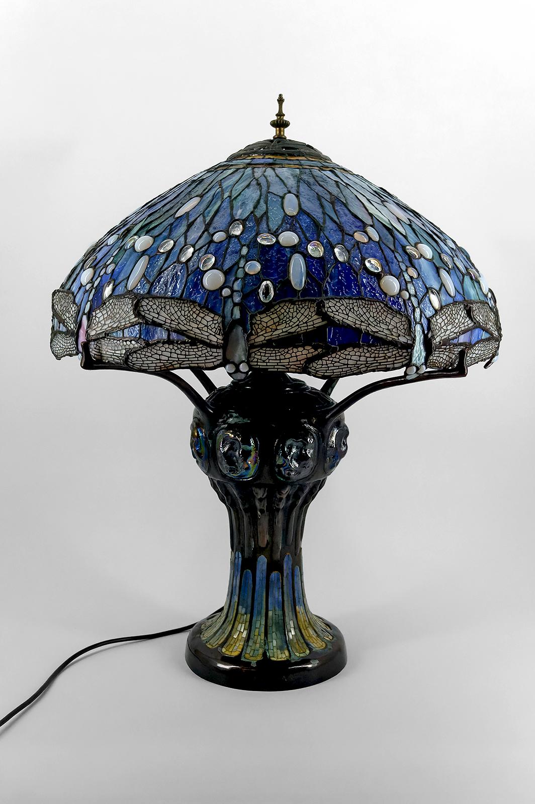 Estamos encantados de ofrecer esta impresionante lámpara de salón de estilo Art Nouveau, una fiel reinterpretación del modelo 