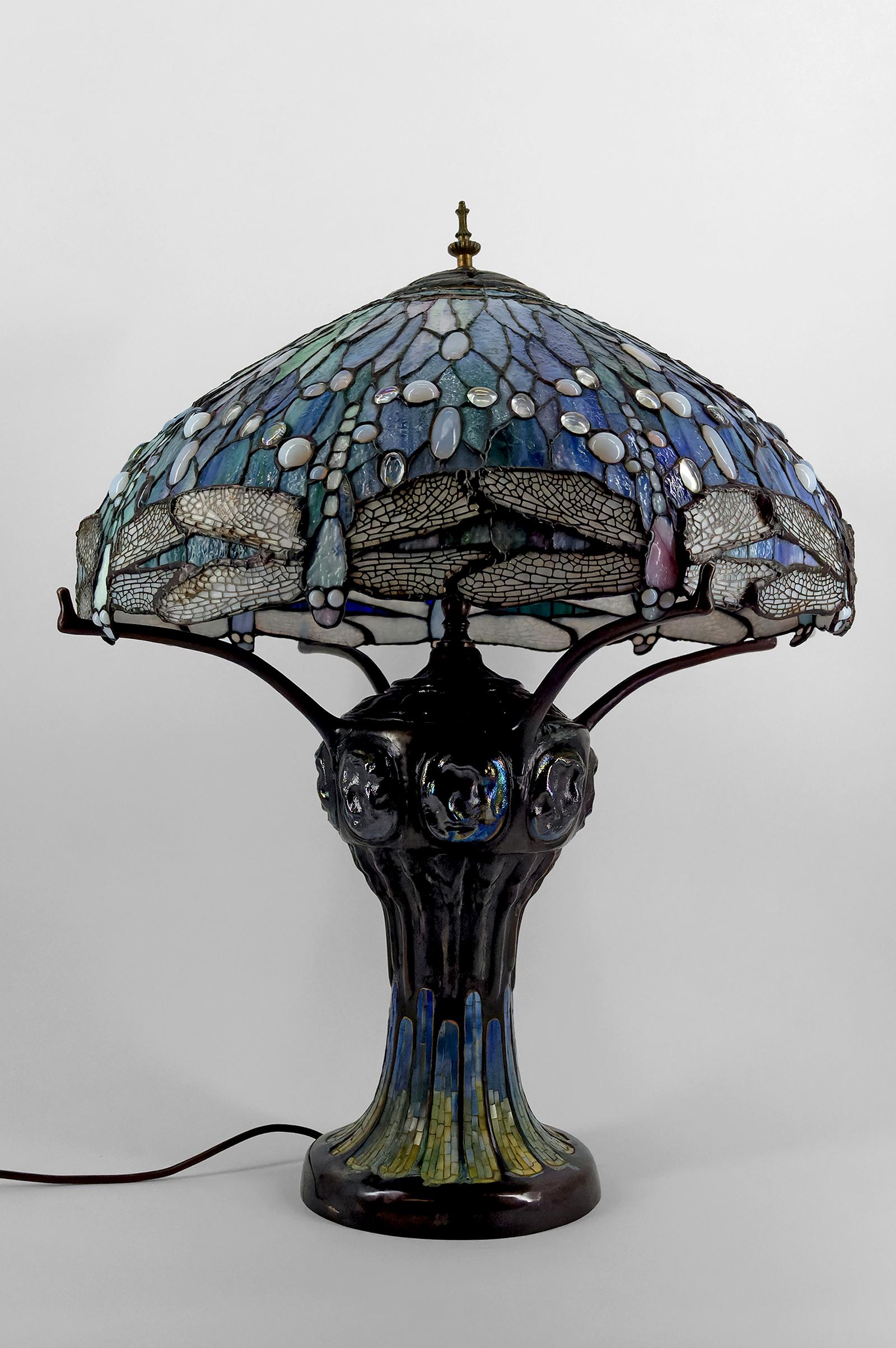 Lámpara Art Nouveau, Bronce patinado y Stained glass, estilo Tiffany, años 80 Desconocido en venta