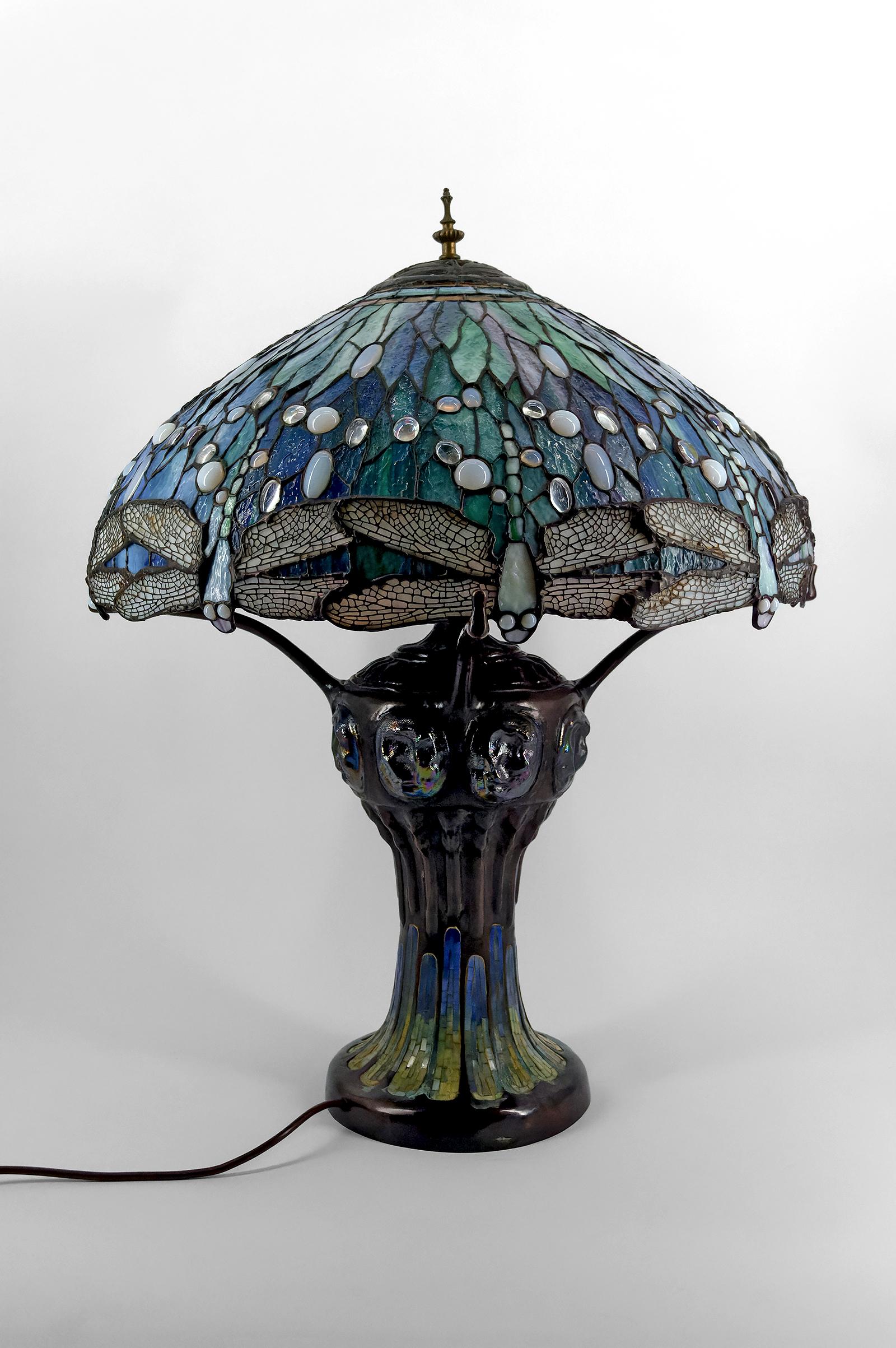 Lámpara Art Nouveau, Bronce patinado y Stained glass, estilo Tiffany, años 80 Policromado en venta