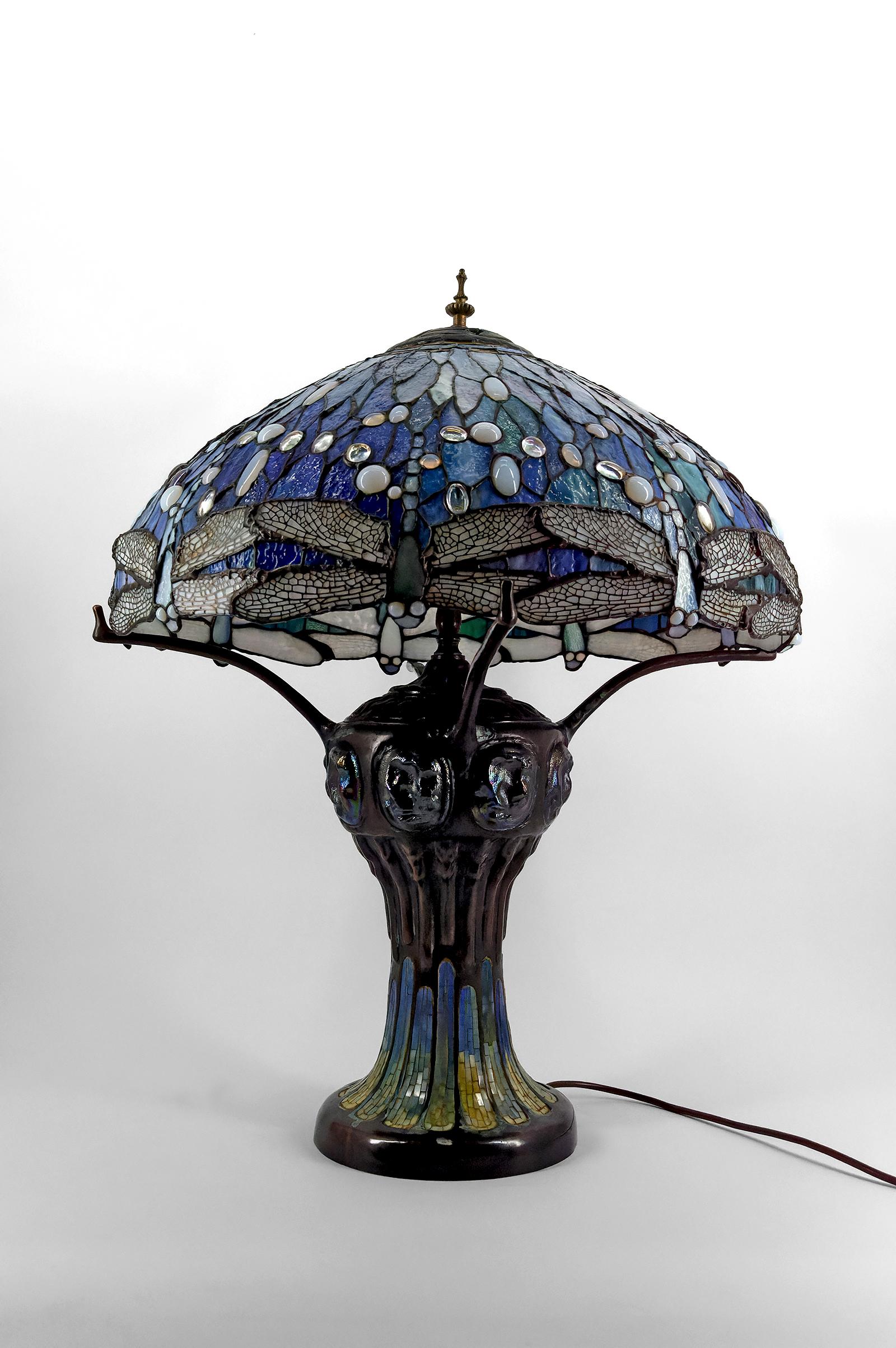 Lámpara Art Nouveau, Bronce patinado y Stained glass, estilo Tiffany, años 80 finales del siglo XX en venta