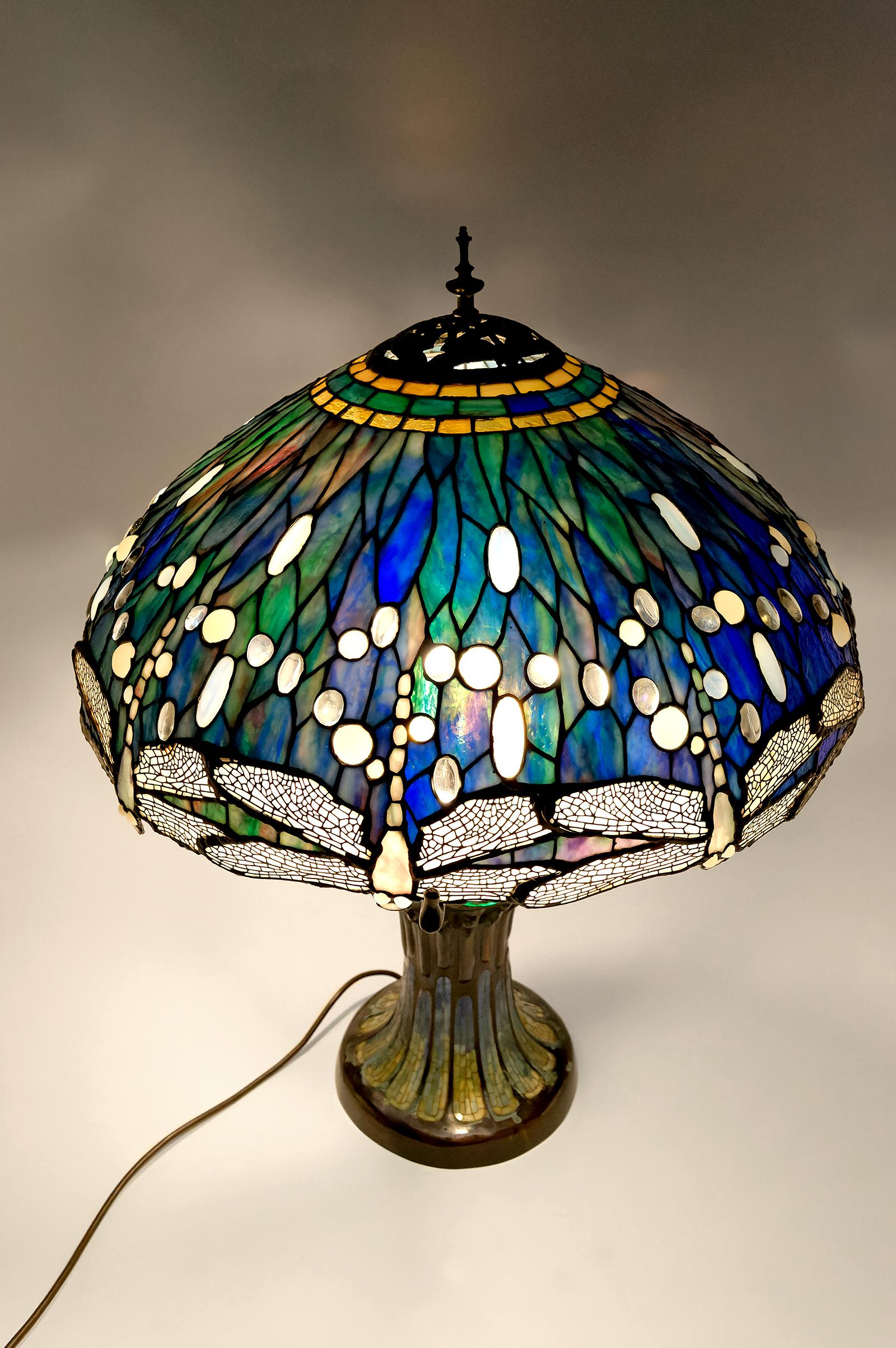 Lámpara Art Nouveau, Bronce patinado y Stained glass, estilo Tiffany, años 80 en venta 3