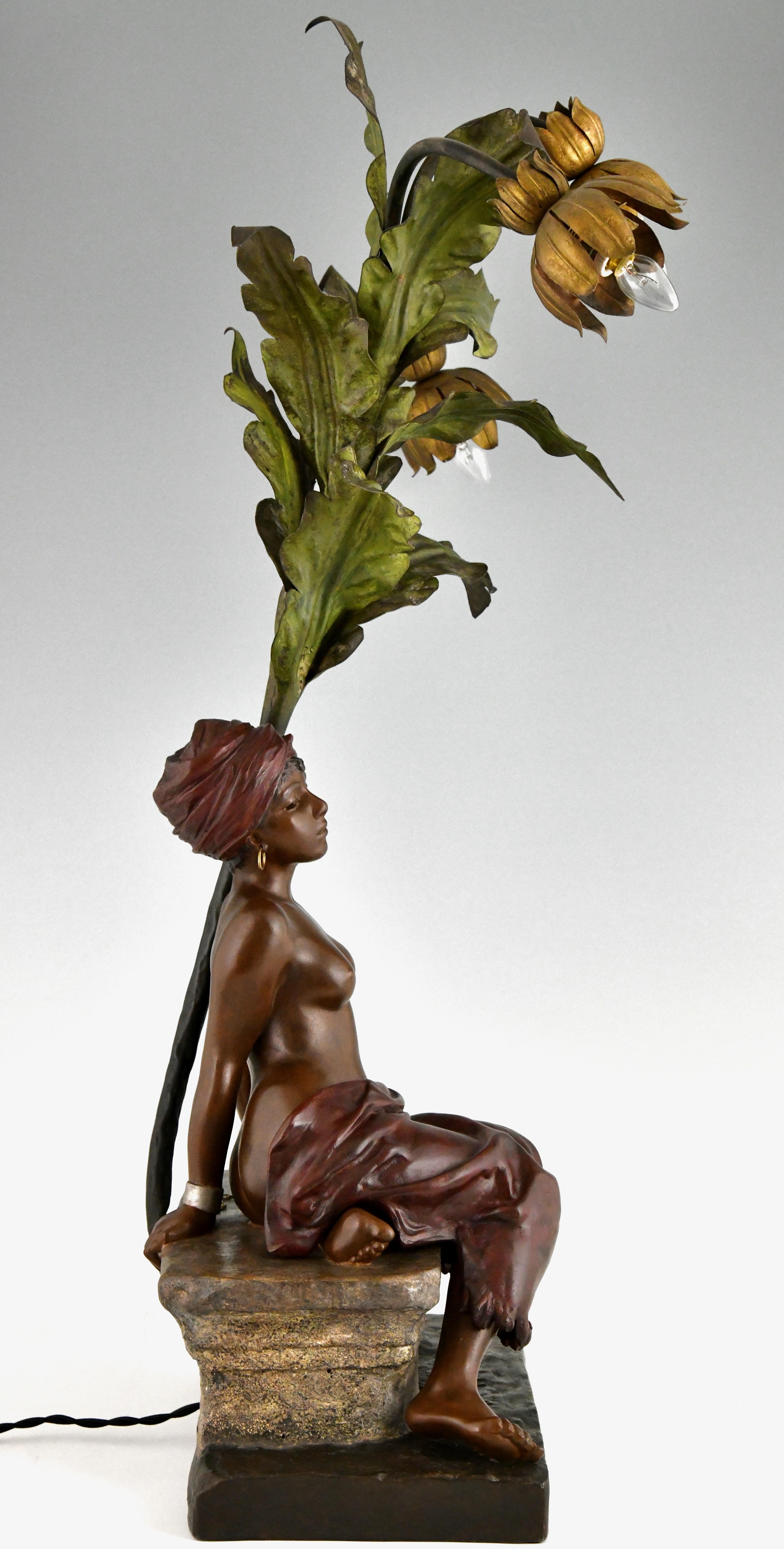 Peint à froid Lampe Art nouveau fille esclave sous palmier d' Emmanuel Villanis en vente