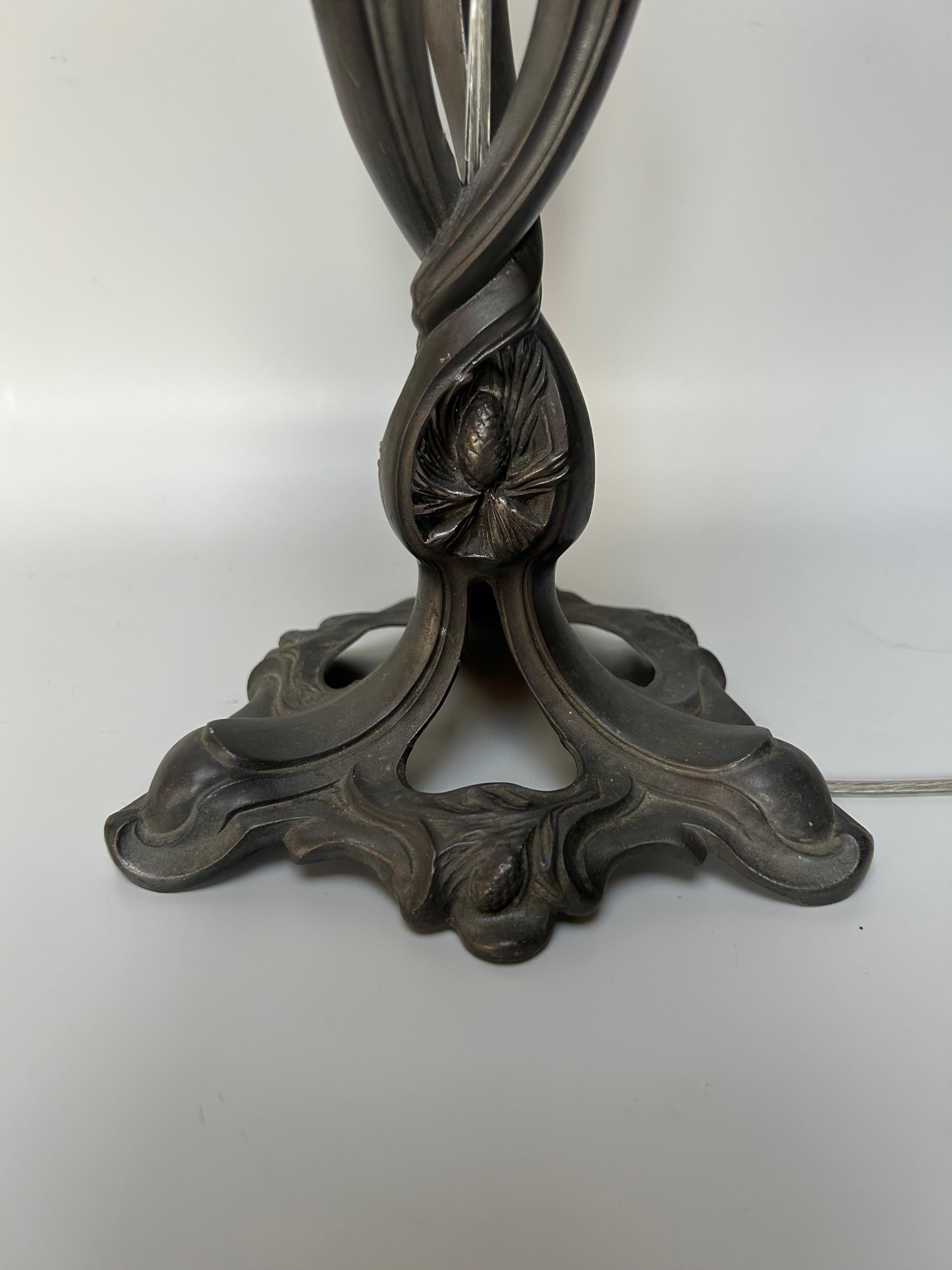 Lámpara de flores circa 1900.
Base de peltre rematada con un tulipán de uralina opalescente.
Electrificado y en perfecto estado.
Con el sello Les Etains De France.

Altura total: 35 cm
Diámetro del pedestal: 18 cm
Peso: 1.4 Kg