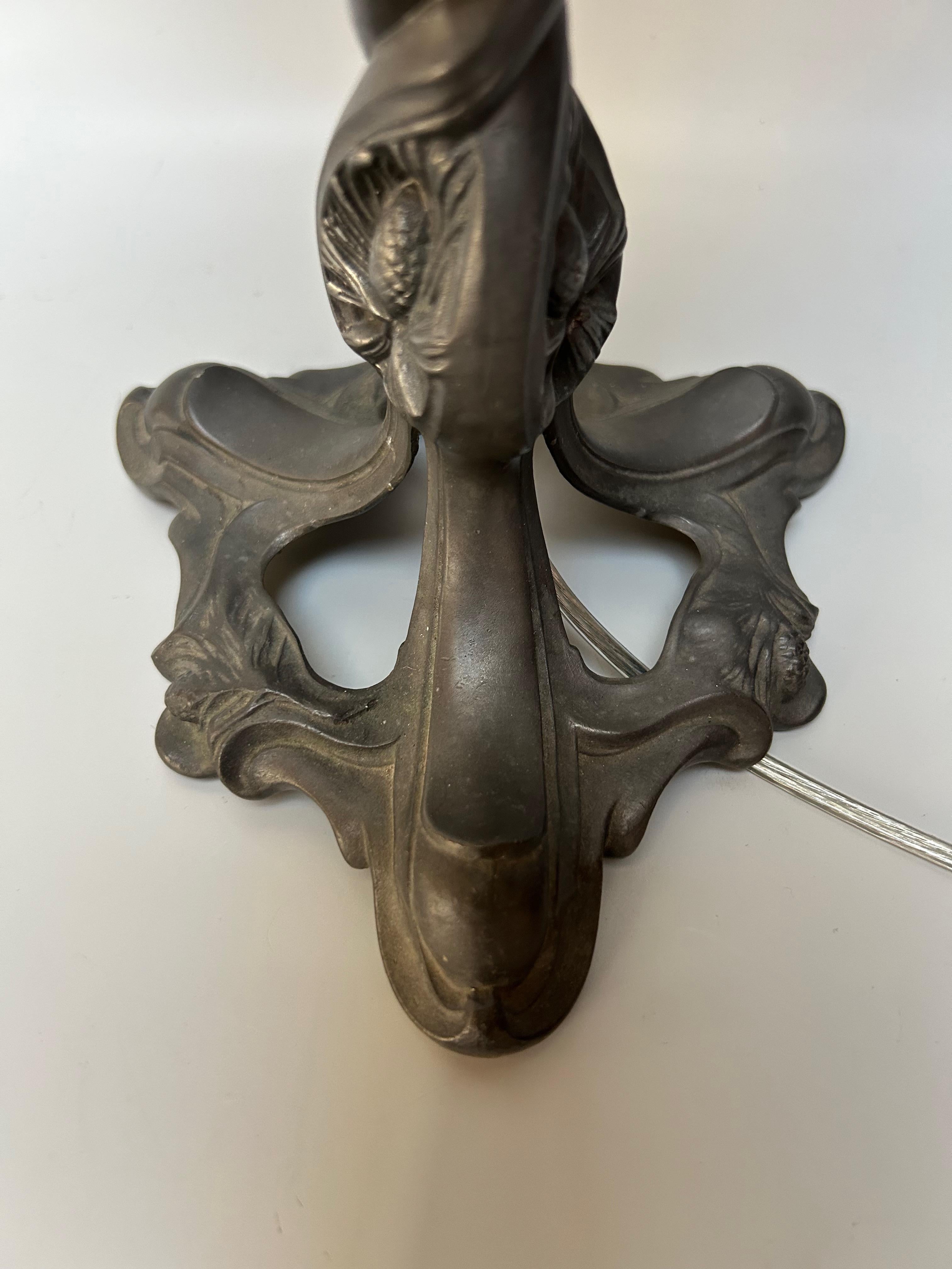 Lámpara Art Nouveau estampada Les Etains de France en Excelente estado para la venta en NANTES, FR