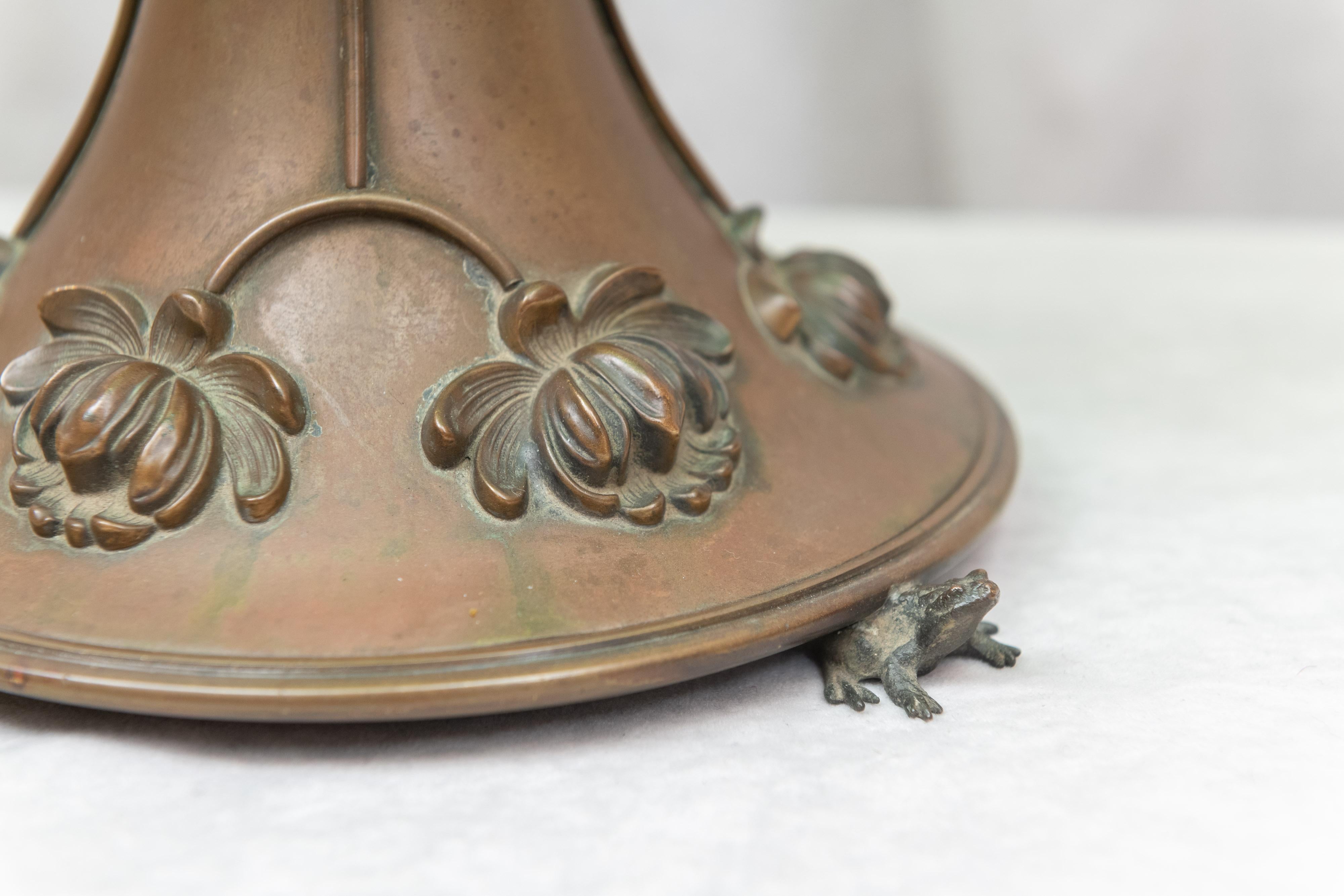 Early 20th Century Art Nouveau Lamp with Green Etched Floral Shade and Bronze Base with 4 Frogs