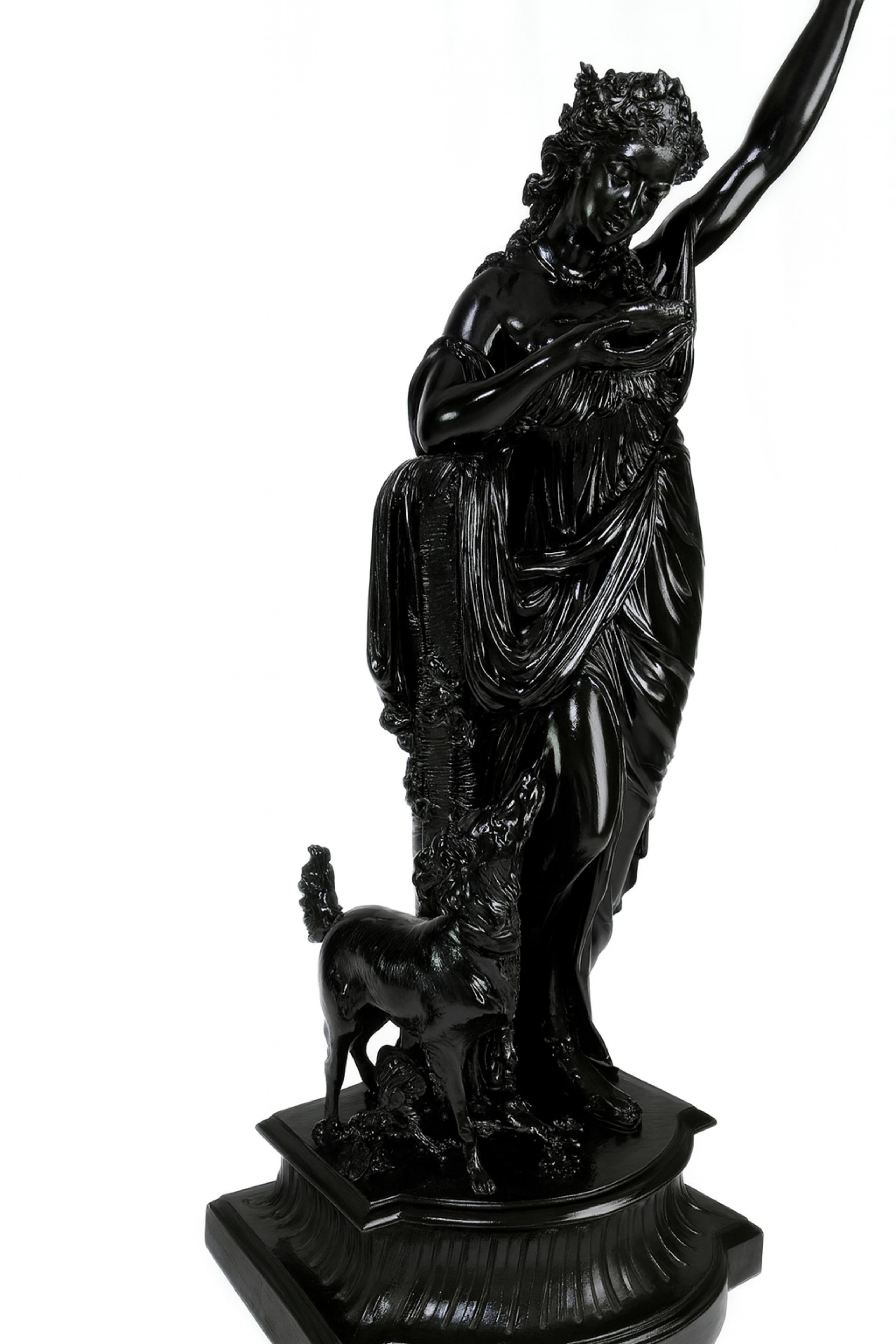 Français Lampe Art Nouveau avec femme et verre jaune, 20e siècle en vente