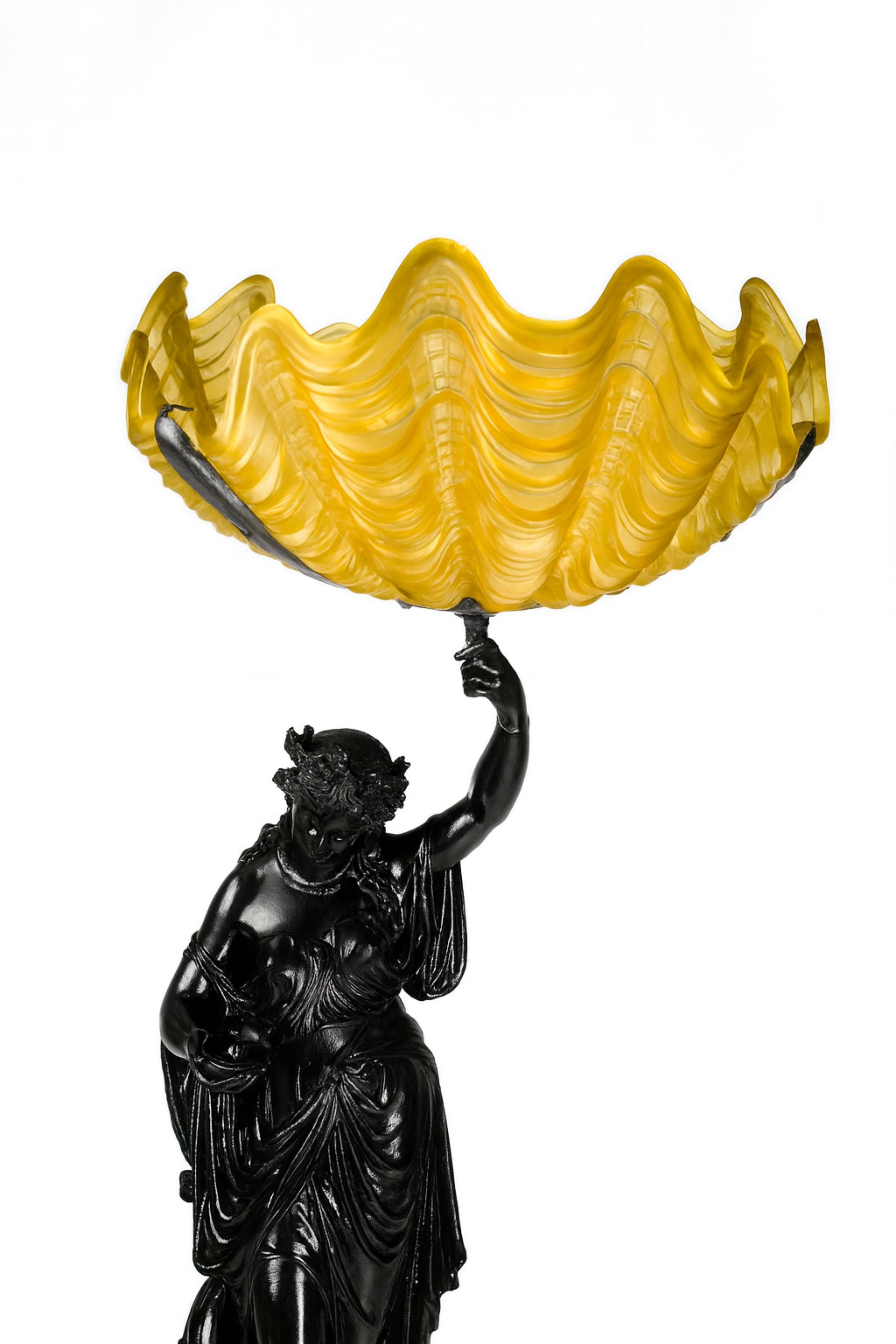 Lampe Art Nouveau avec femme et verre jaune, 20e siècle Bon état - En vente à Lisbon, PT