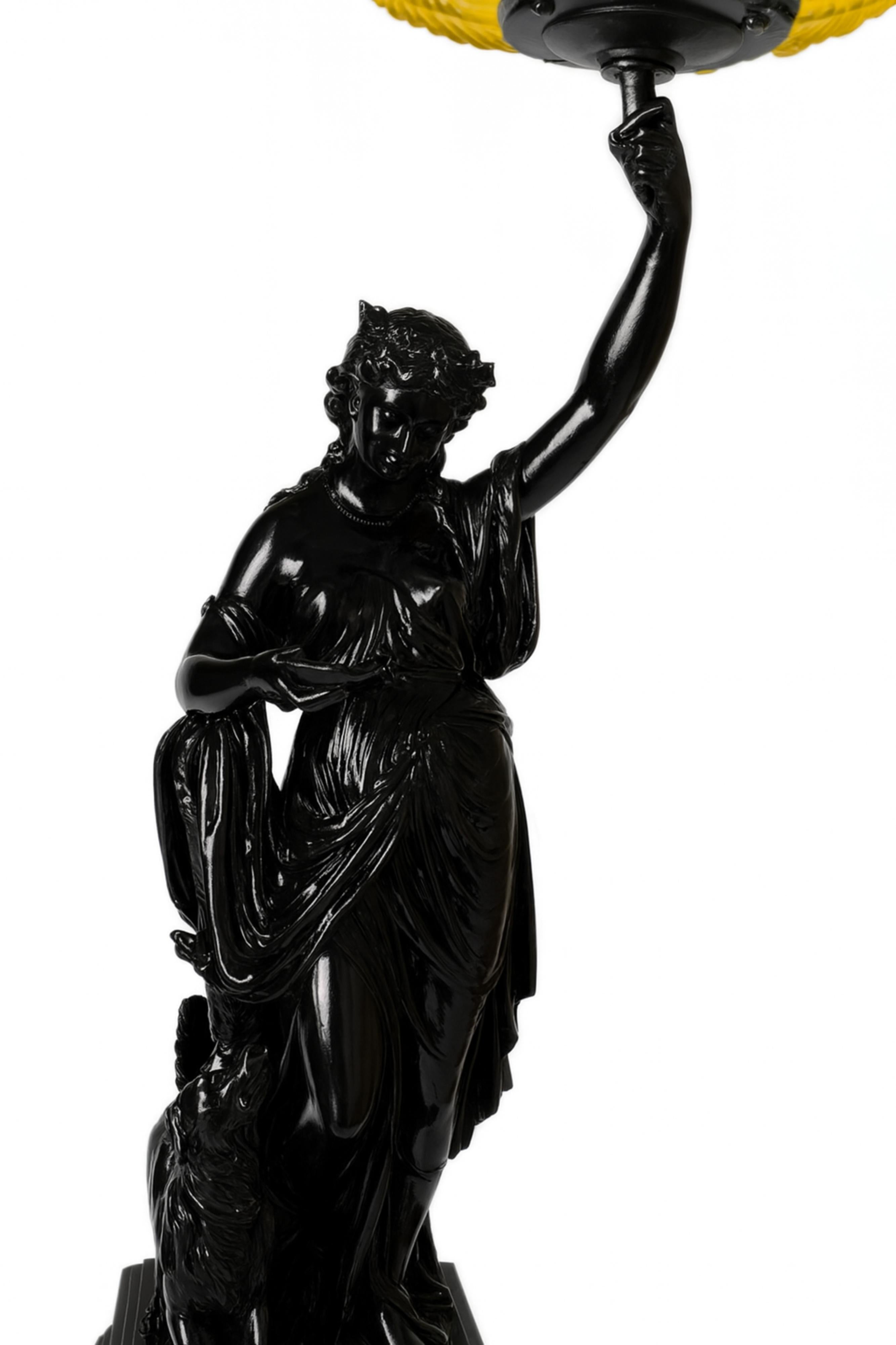 Verre Lampe Art Nouveau avec femme et verre jaune, 20e siècle en vente