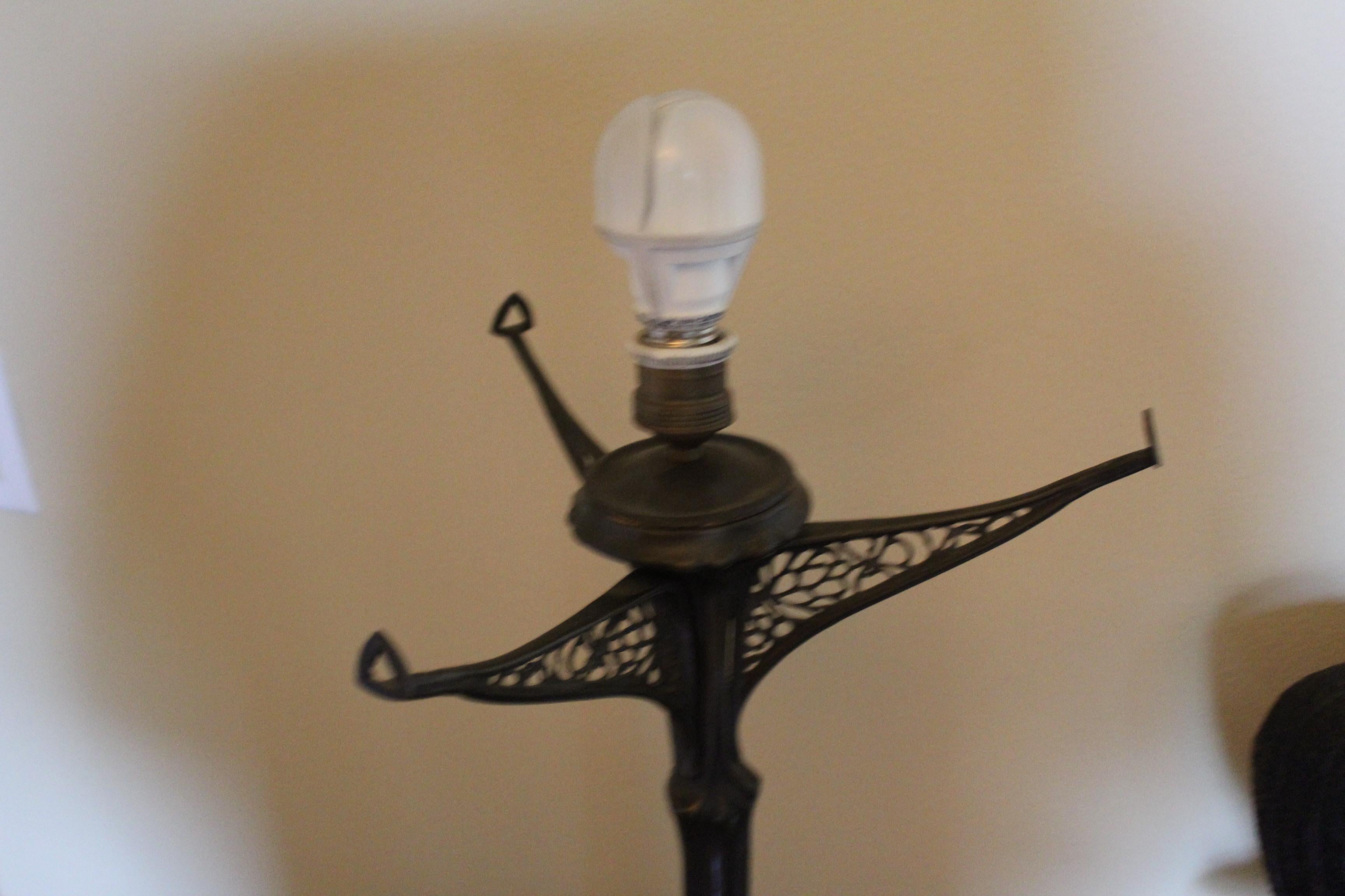 Lampe Art Nouveau, abat-jour en verre d'art, moulage en bronze, d'après Louis Majorelle en vente 1