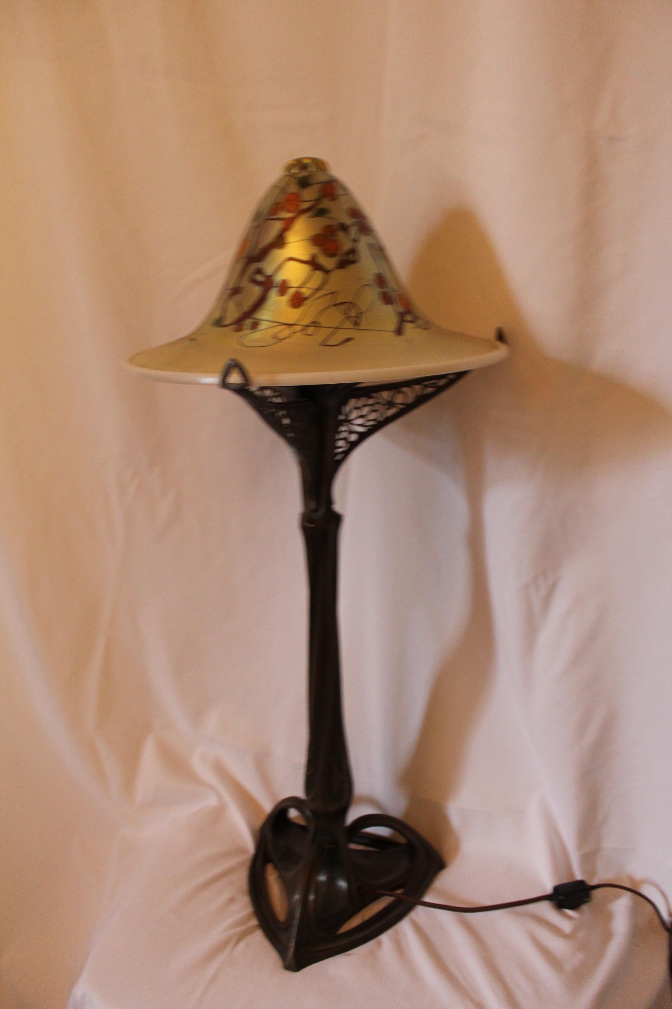 Fin du 20e siècle Lampe Art Nouveau, abat-jour en verre d'art, moulage en bronze, d'après Louis Majorelle en vente