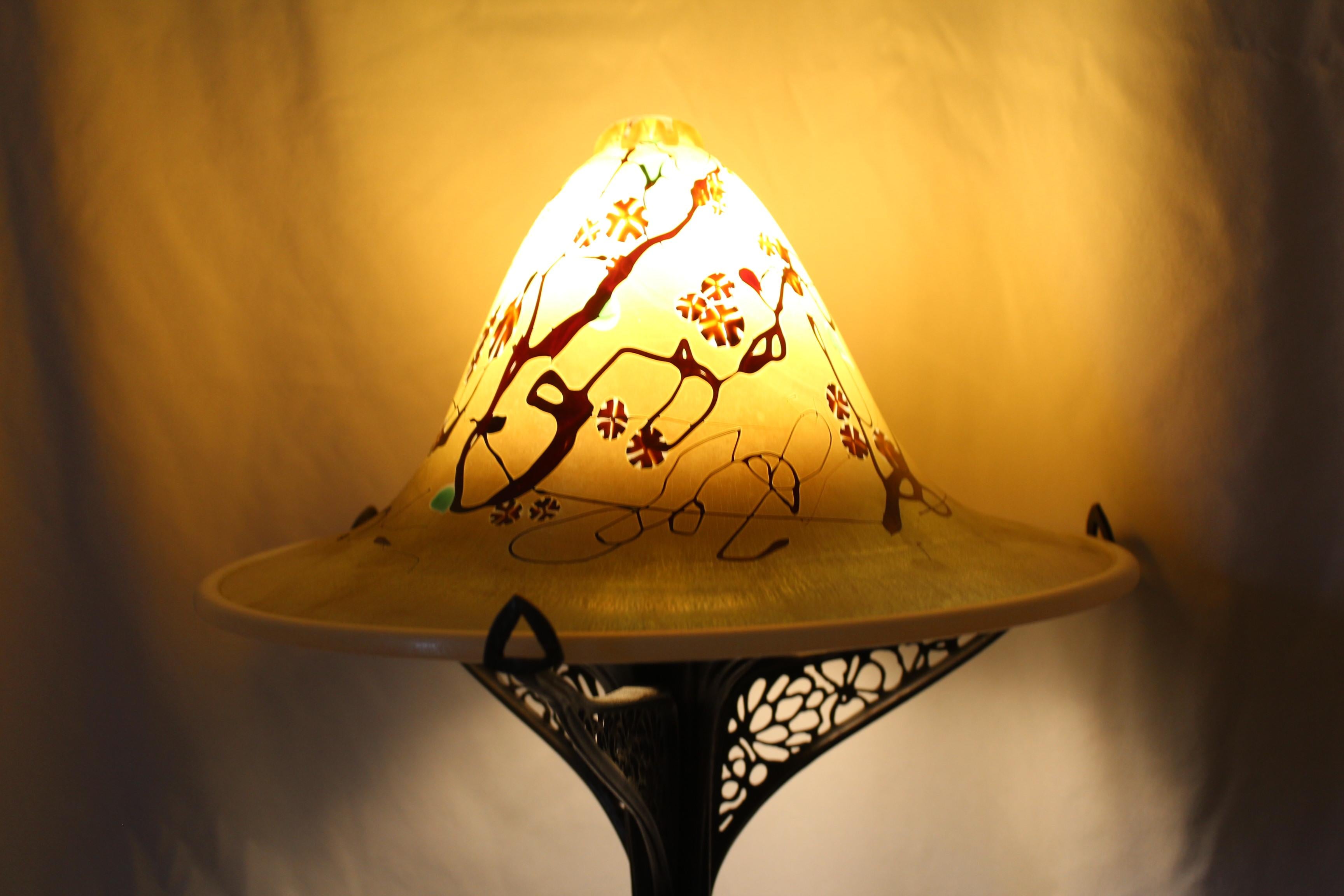 Fin du 20e siècle Lampe Art Nouveau, abat-jour en verre d'art, moulage en bronze, d'après Louis Majorelle en vente