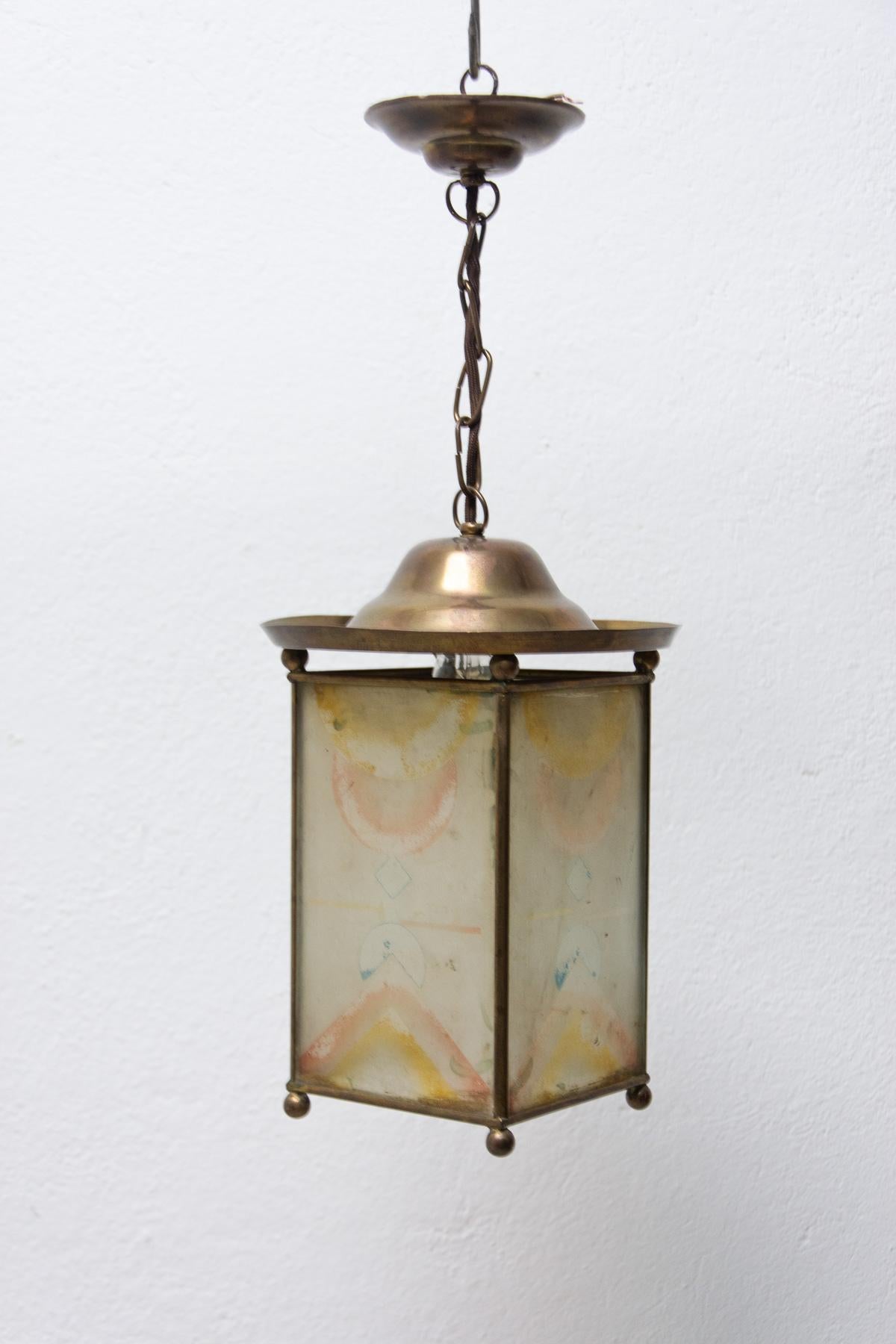 Secession hanging lantern, made around 1915.
“Provenance” Austria
Material: brass, glass
Original decorative art nouveau motifs on the glass (slightly faded over the years)
The lamp is fully functional.
Works on one E27 bulb
Up to 250
