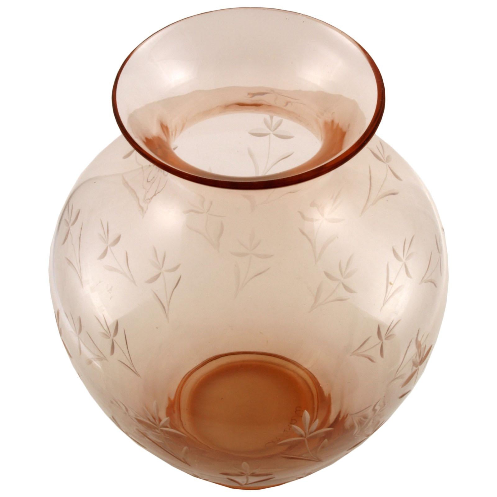 Vaso ad anfora di grandi dimensioni attribuito al vetro di Murano Salviati, colore ambrato, inciso con motivi floreali.