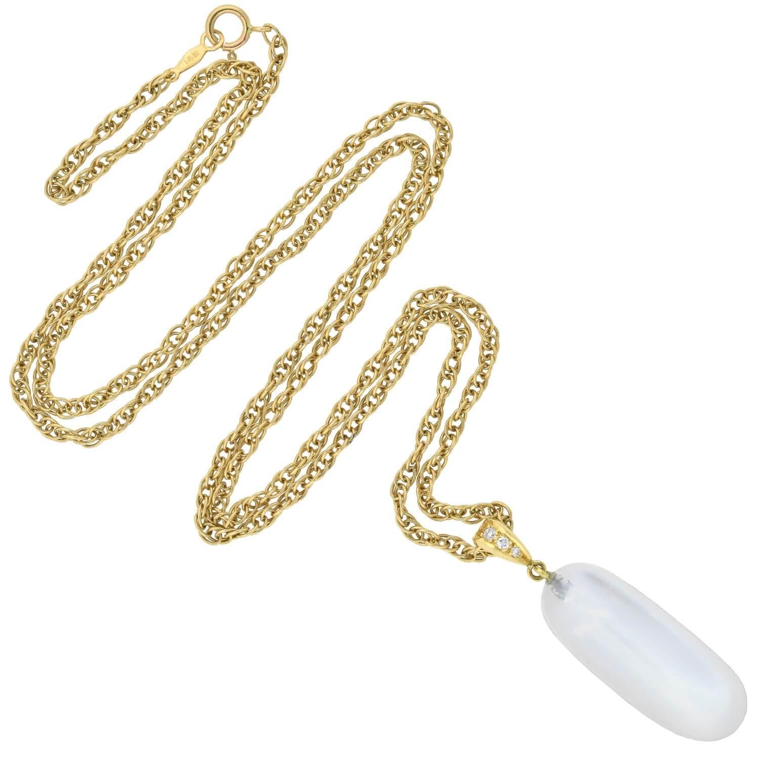 Un'affascinante collana con ciondolo in pietra di luna dell'epoca Art Nouveau (ca. 1900)! Questa favolosa collana è composta da un ciondolo di pietra di luna incandescente di fine secolo che pende da una moderna catena in oro giallo 14kt. La pietra